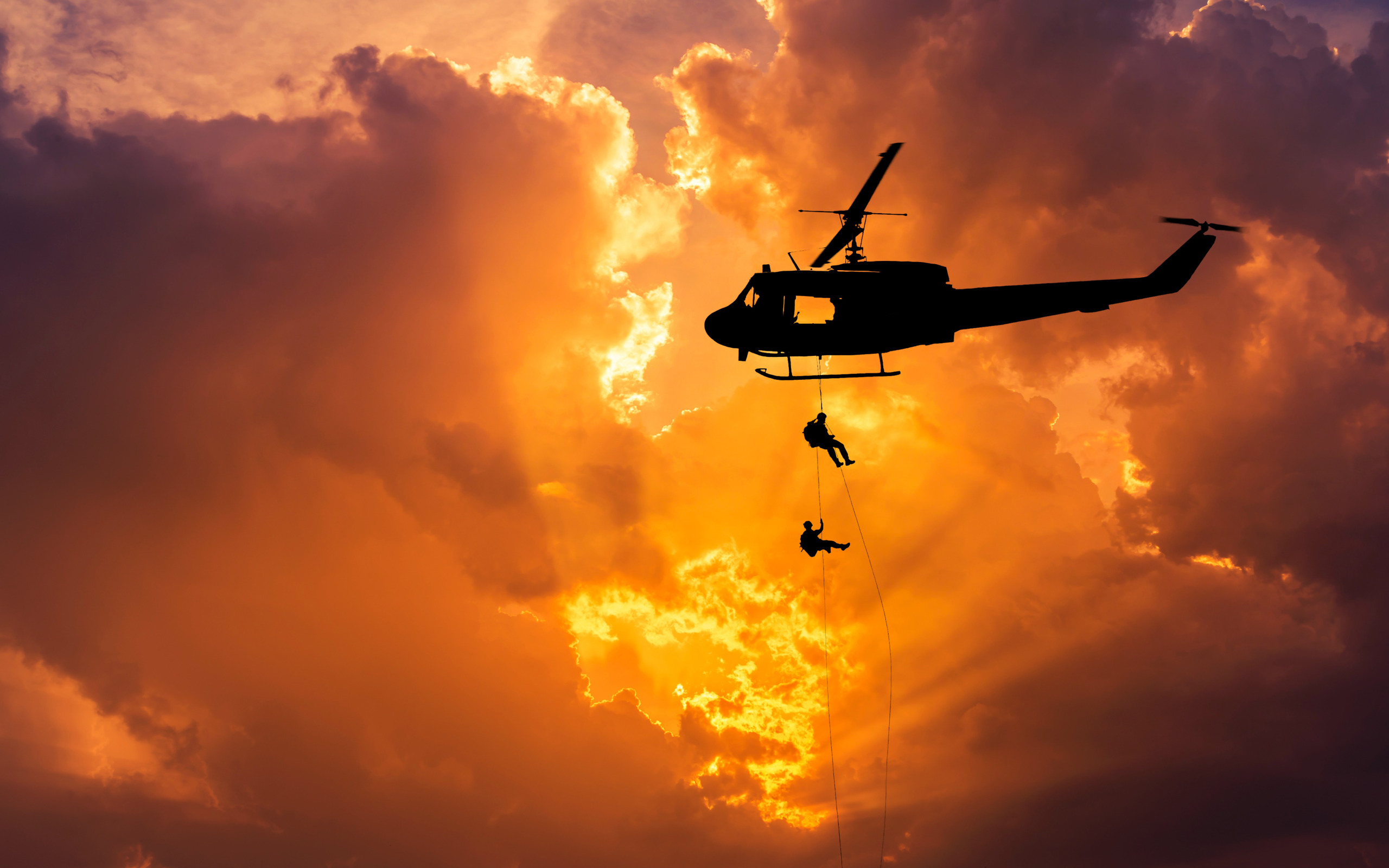 Вертолет самолет человек. Вертолет в небе. Военный вертолет в небе. Вертолёт в полёте. Вертолет улетает.