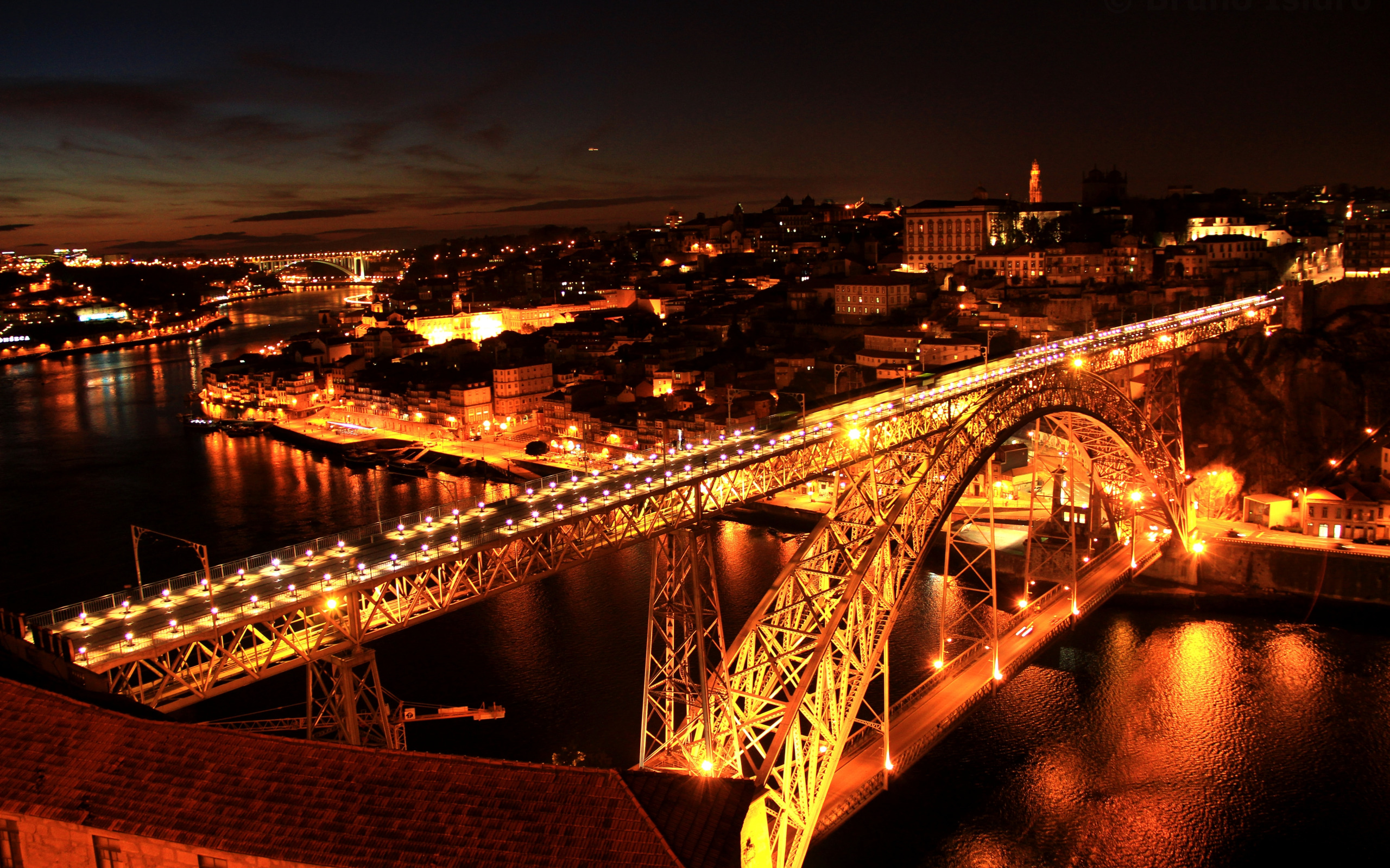 Nights bridge. Ночной мост в черно белом фоне с людьми картинки.