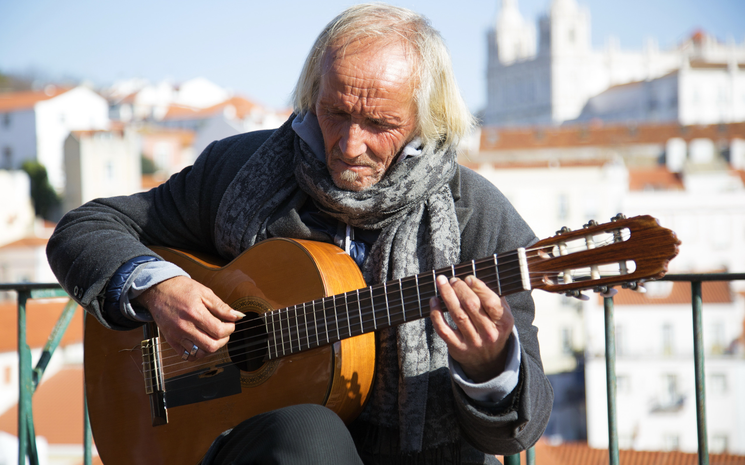 Играют на улице песни. Старик с гитарой. Пожилой мужчина с гитарой. Гитарист бард. Гитара барды.