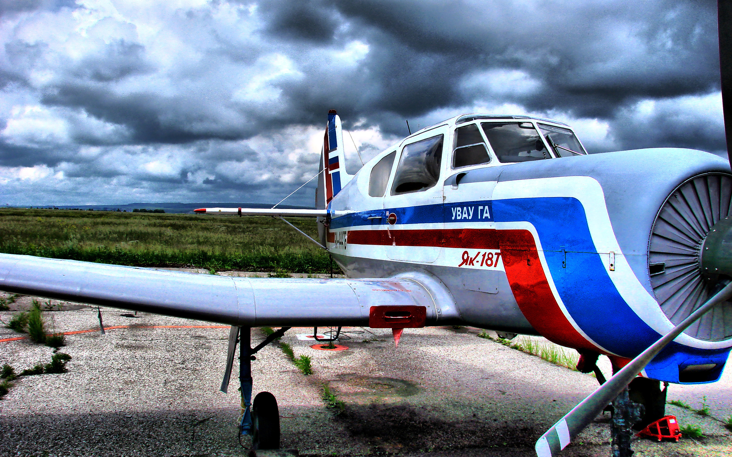 Самолет т 2. Самолёт як-18т. Крыло як 18 т. Самолёт як-18т СССР. Як-18т.