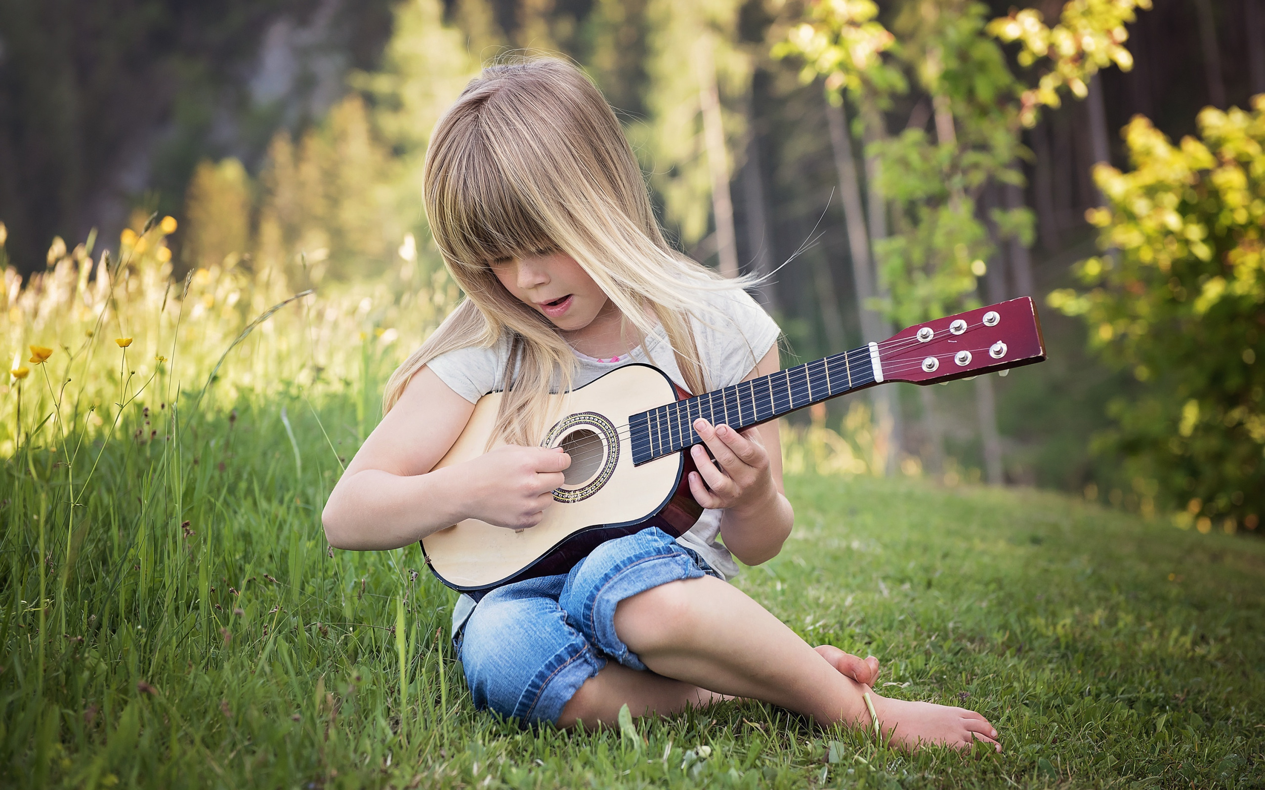Музыкальные инструменты для детей. Девушка с гитарой. Дети и природа. Гитара на природе.