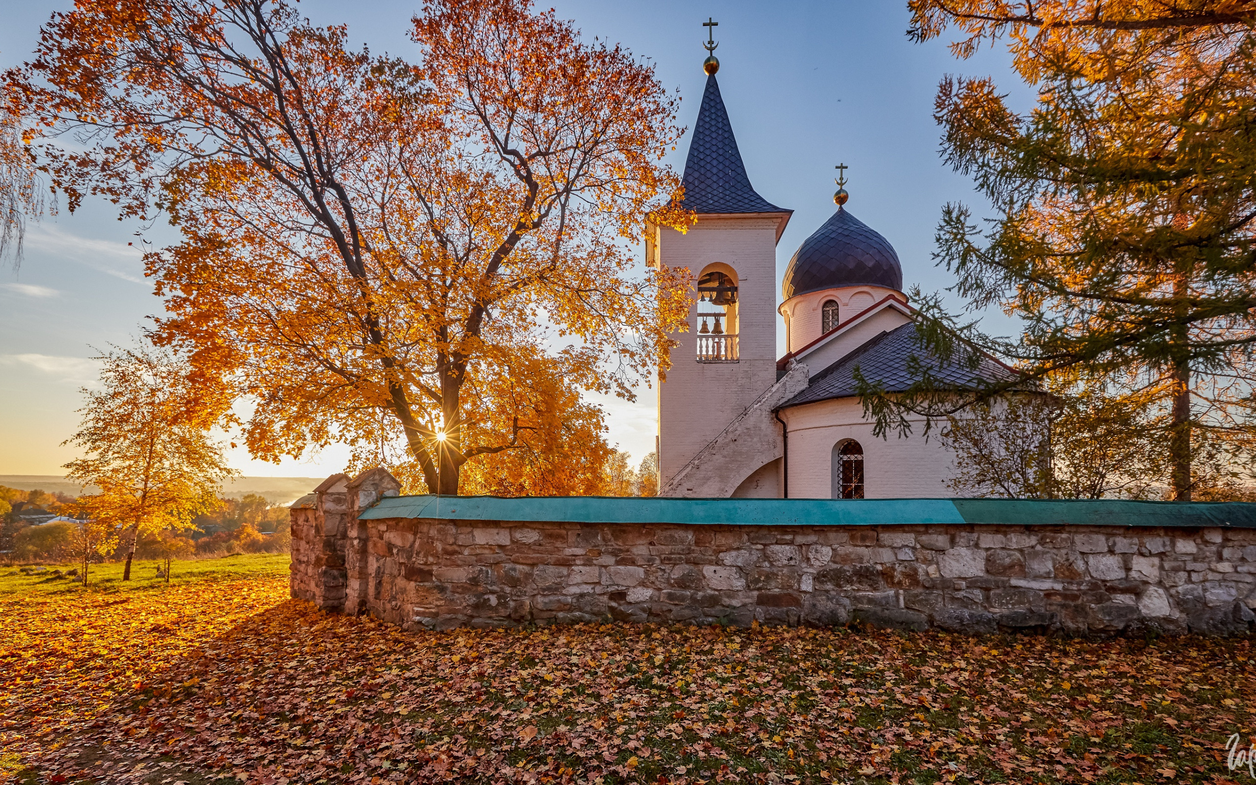 Храм осени. Храм в Бехово Тульская область. Храм Бехово Поленово. Бёхово Тульская область осень. Церковь Святой Живоначальной Троицы в бёхово.