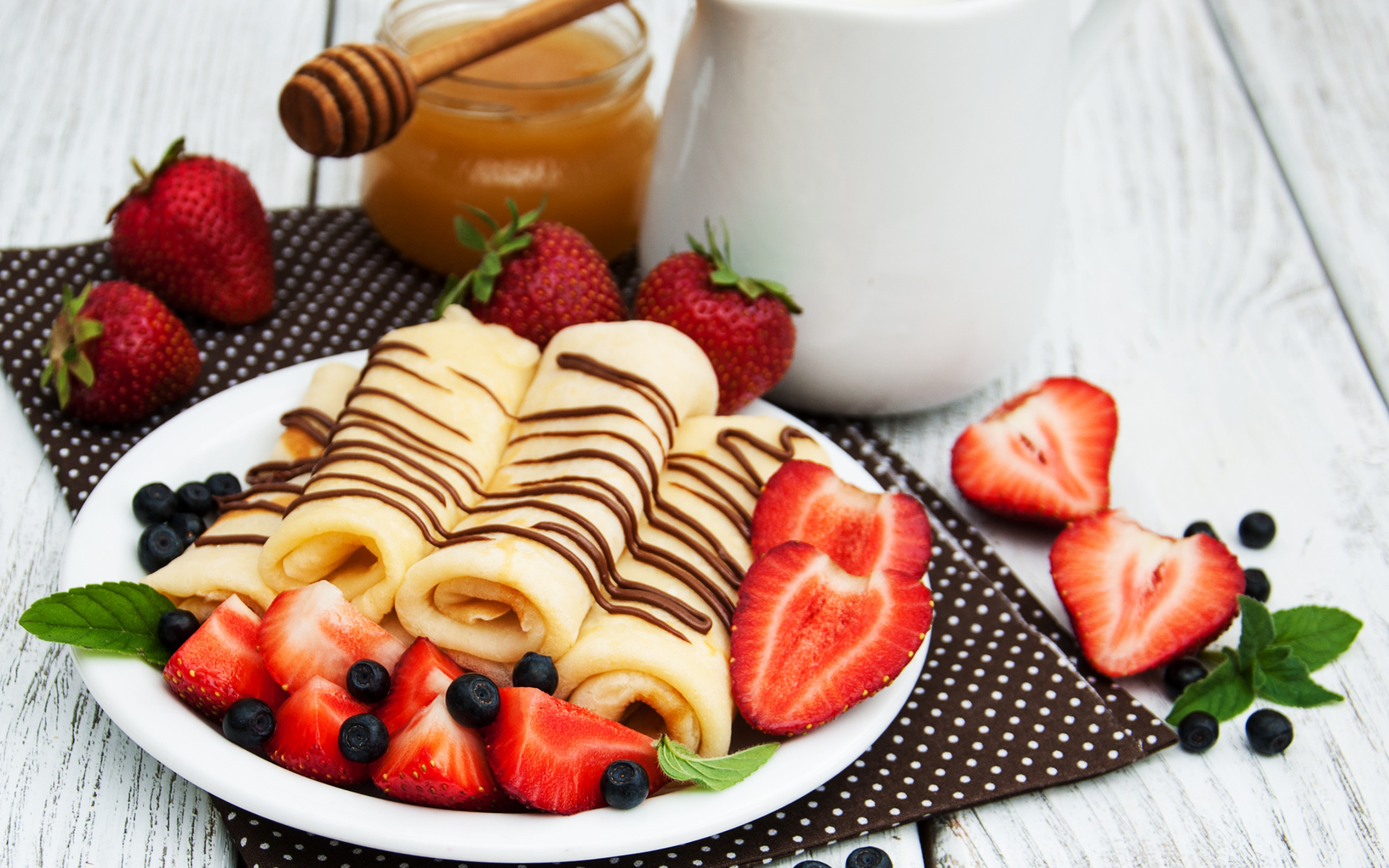 Блинчики с клубникой. Завтрак. Блины с шоколадом и клубникой. Блины с ягодами.