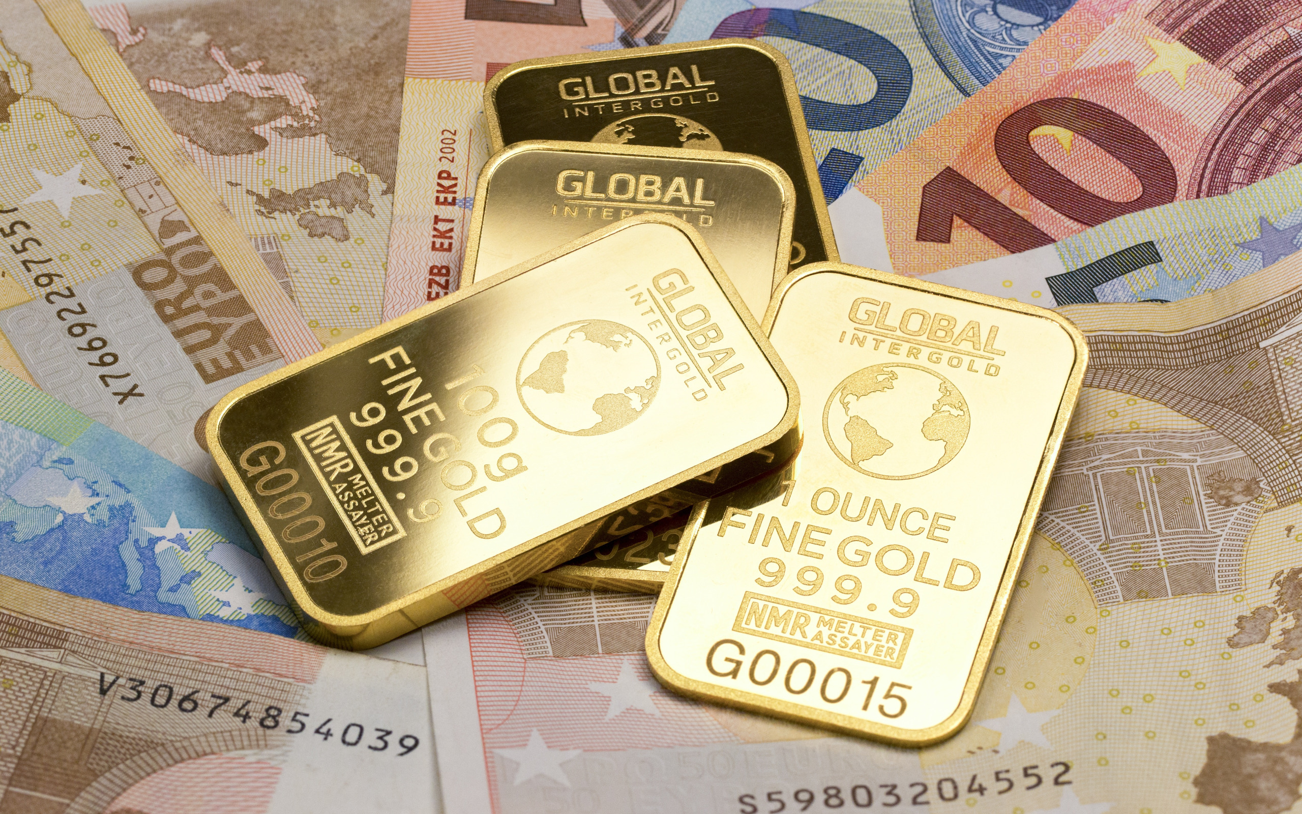 Драгоценные металлы и иностранная валюта. Слиток золота. Золотые слитки и деньги. Слитки золота и доллары. Слиток золотой.