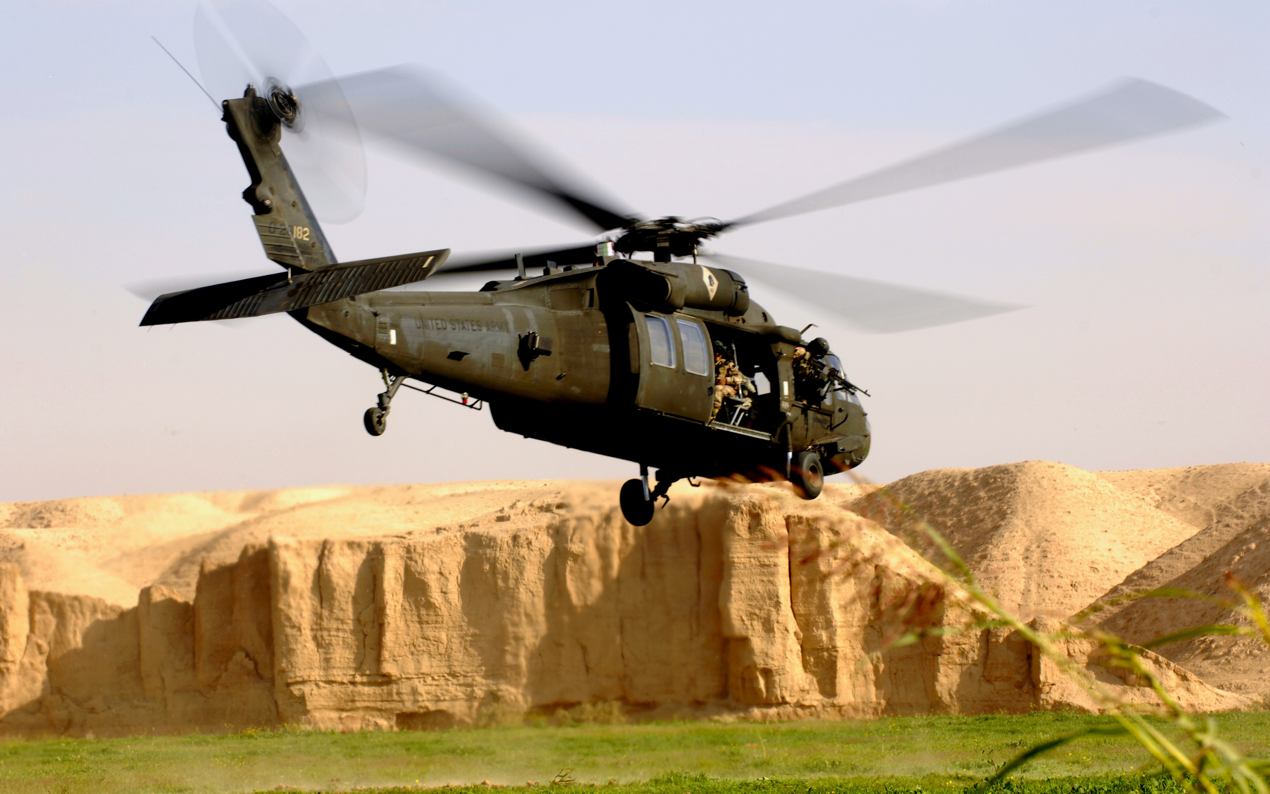 Американские военные вертолеты. Вертолёт uh-60 Black Hawk. Uh-60 Blackhawk. Вертолет Блэк Хоук. Sikorsky uh-60 Black Hawk вертолет.