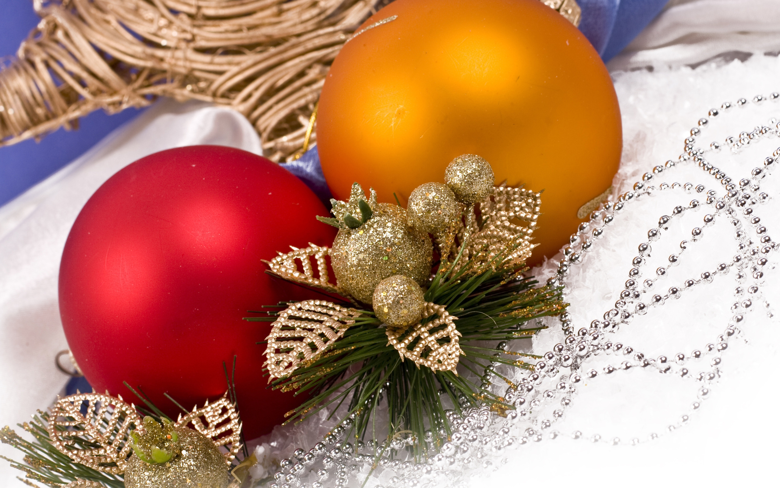 Больше новогодних. Новогодние шары. Новогодние шары золотые. Красные новогодние шары на столе. Разноцветная композиция на стол новый год.