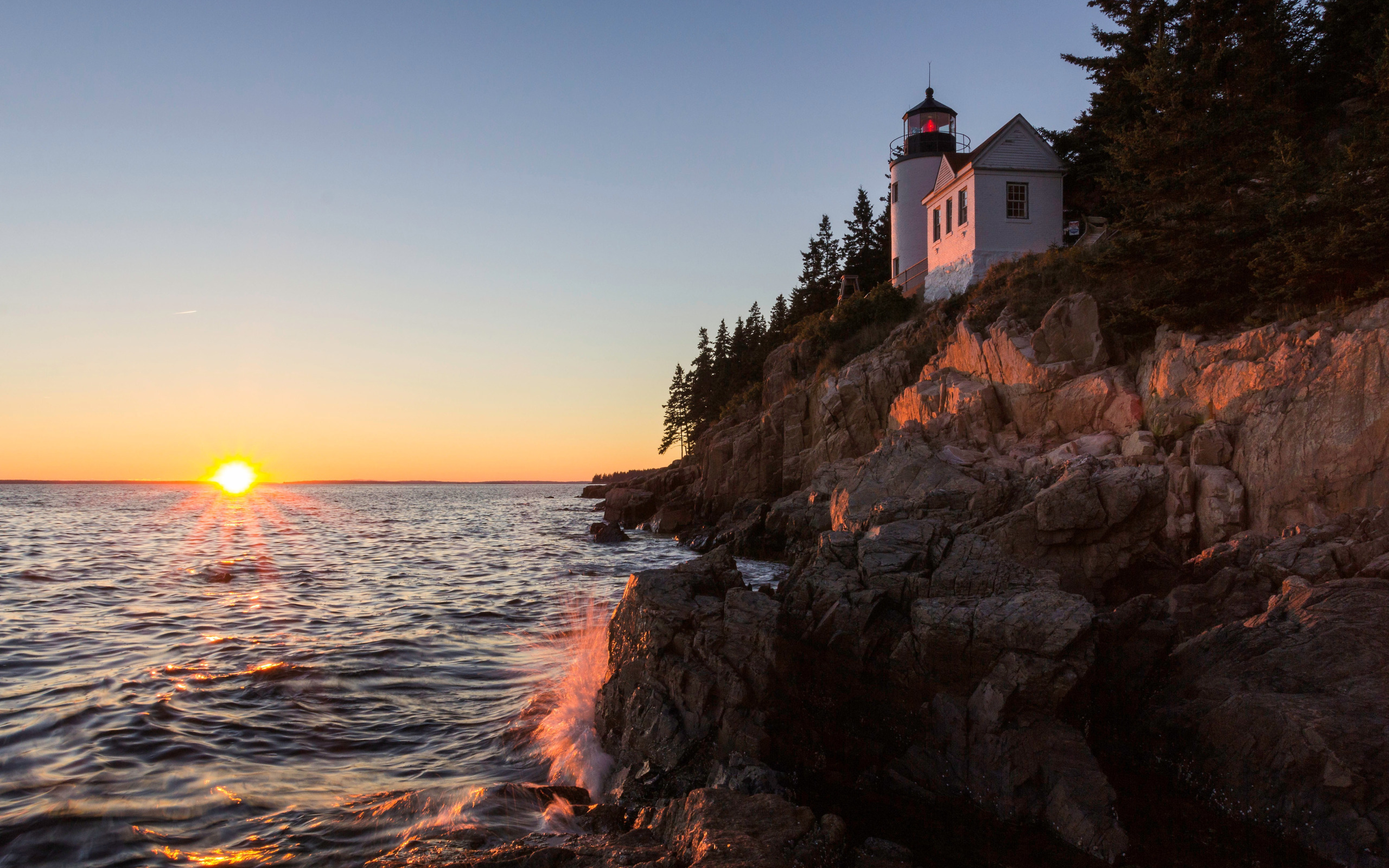 Pain harbor. Маяк басс-Харбор-хед. Парк Acadia штат Мэн Маяк. Штат Мэн фото побережья. Маяк на берегу моря.