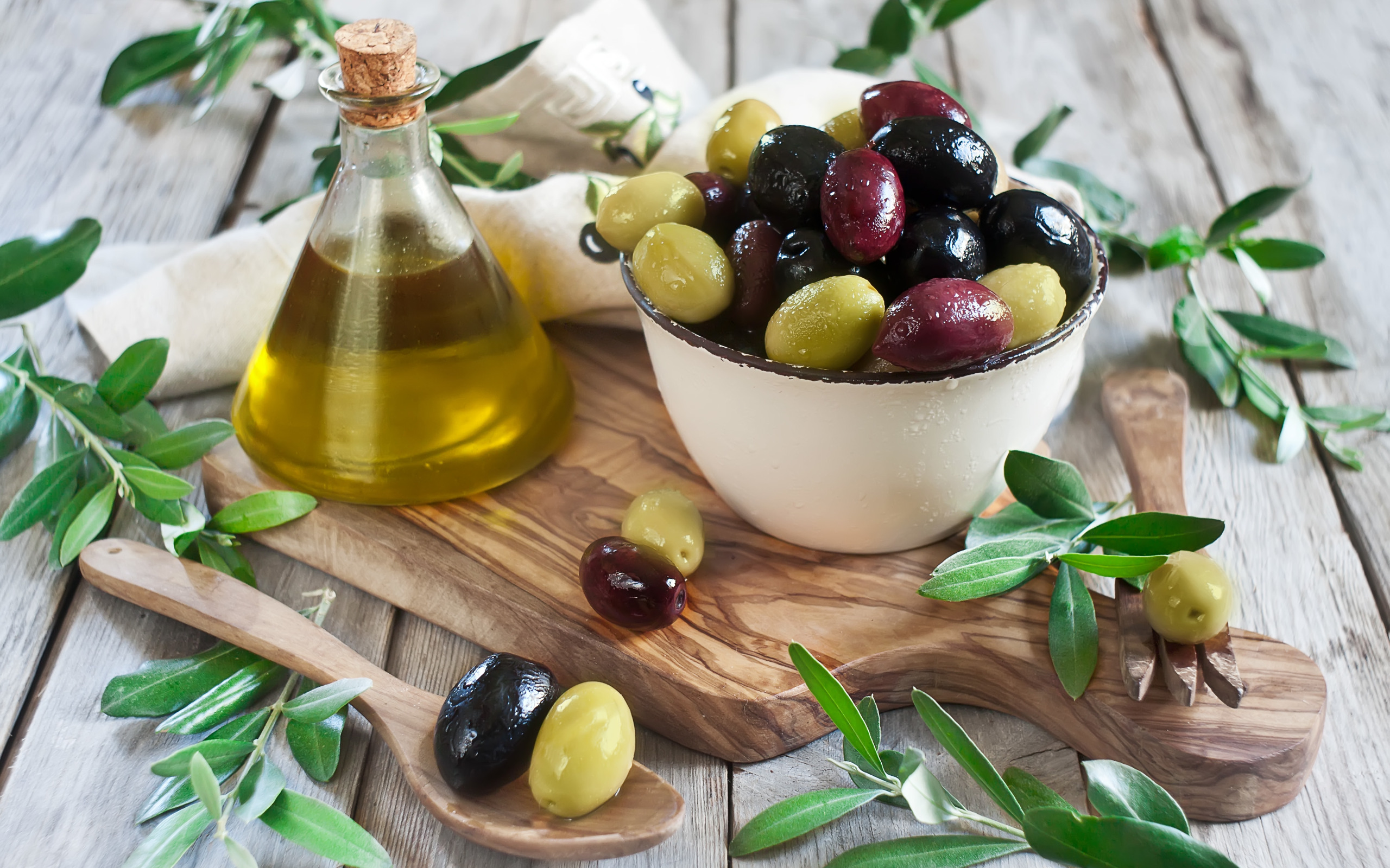 Оливки и маслины. Зайтун меваси. Что такое оливы маслины. Греческий с маслинами и оливками. Лавровый лист оливковое масло