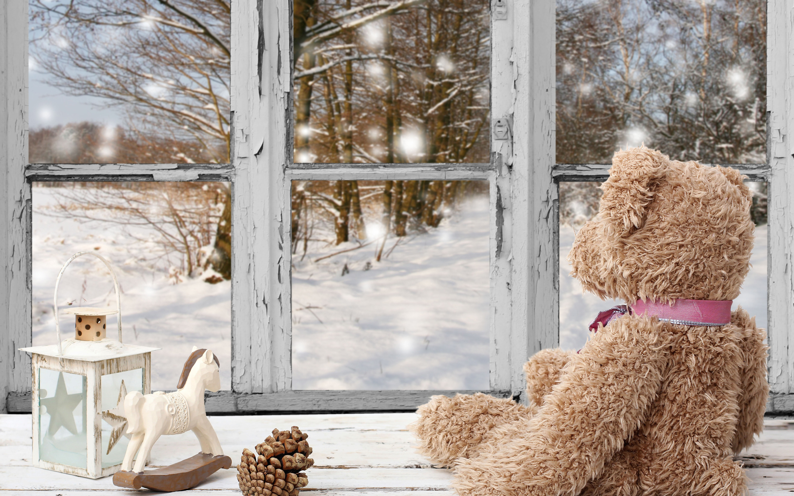 Теплая снежная зима. Снег за окном. Зимний подоконник. Уютная зима. Окно зима.