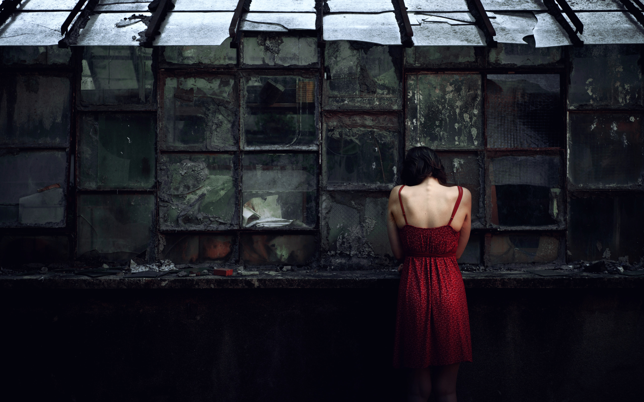 Девушки разрушают город. Женщина в окне. Девушка в Красном платье у окна. Рыжая девушка у окна. Девушка разрушение.