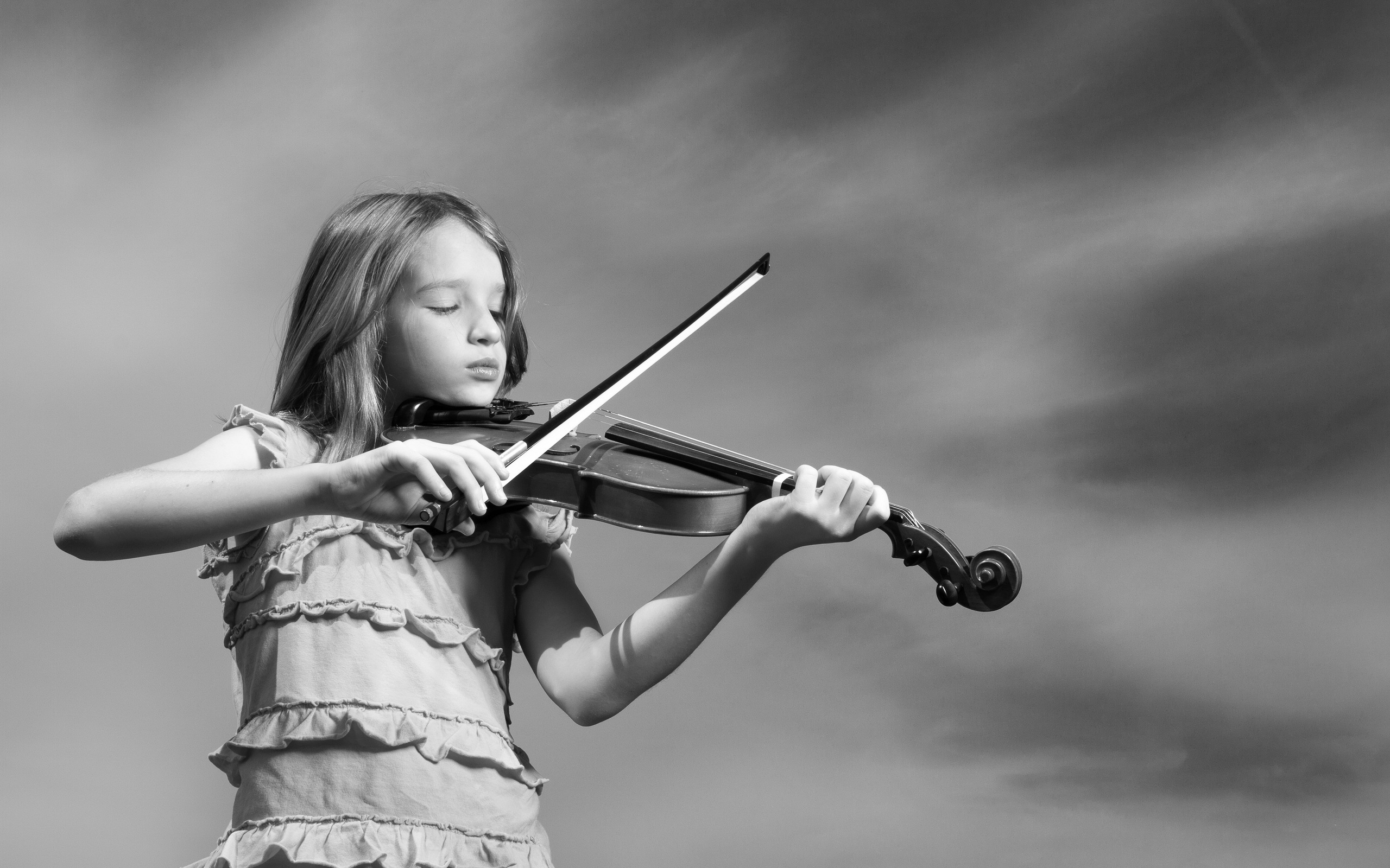Violin dance. Девочка со скрипкой. Фотосессия со скрипкой. Юная скрипачка. Музыкальные инструменты для детей.