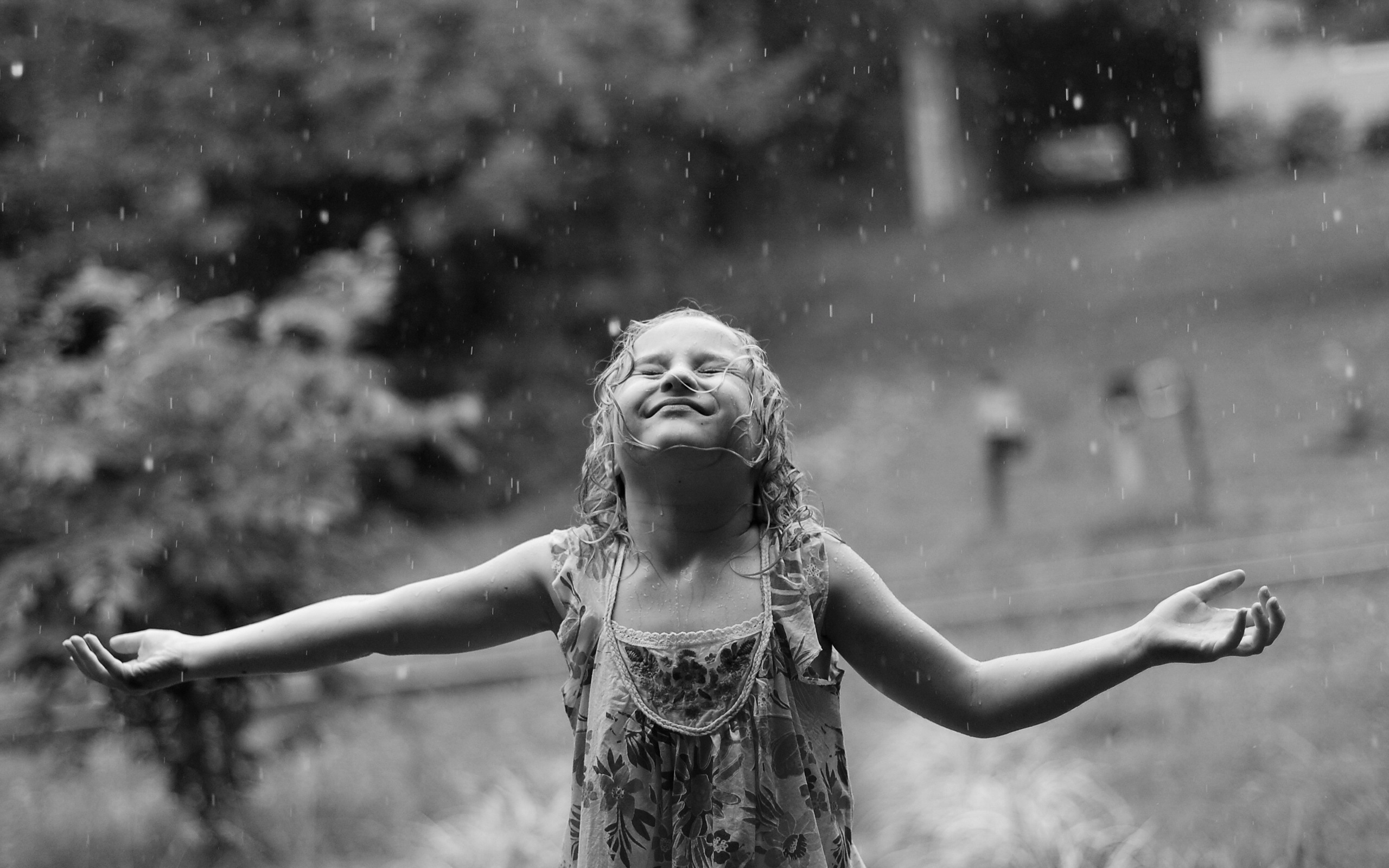 Грустно радуется. Девочка под дождем. Счастливая девочка под дождём. Девочка дождь. Счастливая девушка под дождем.