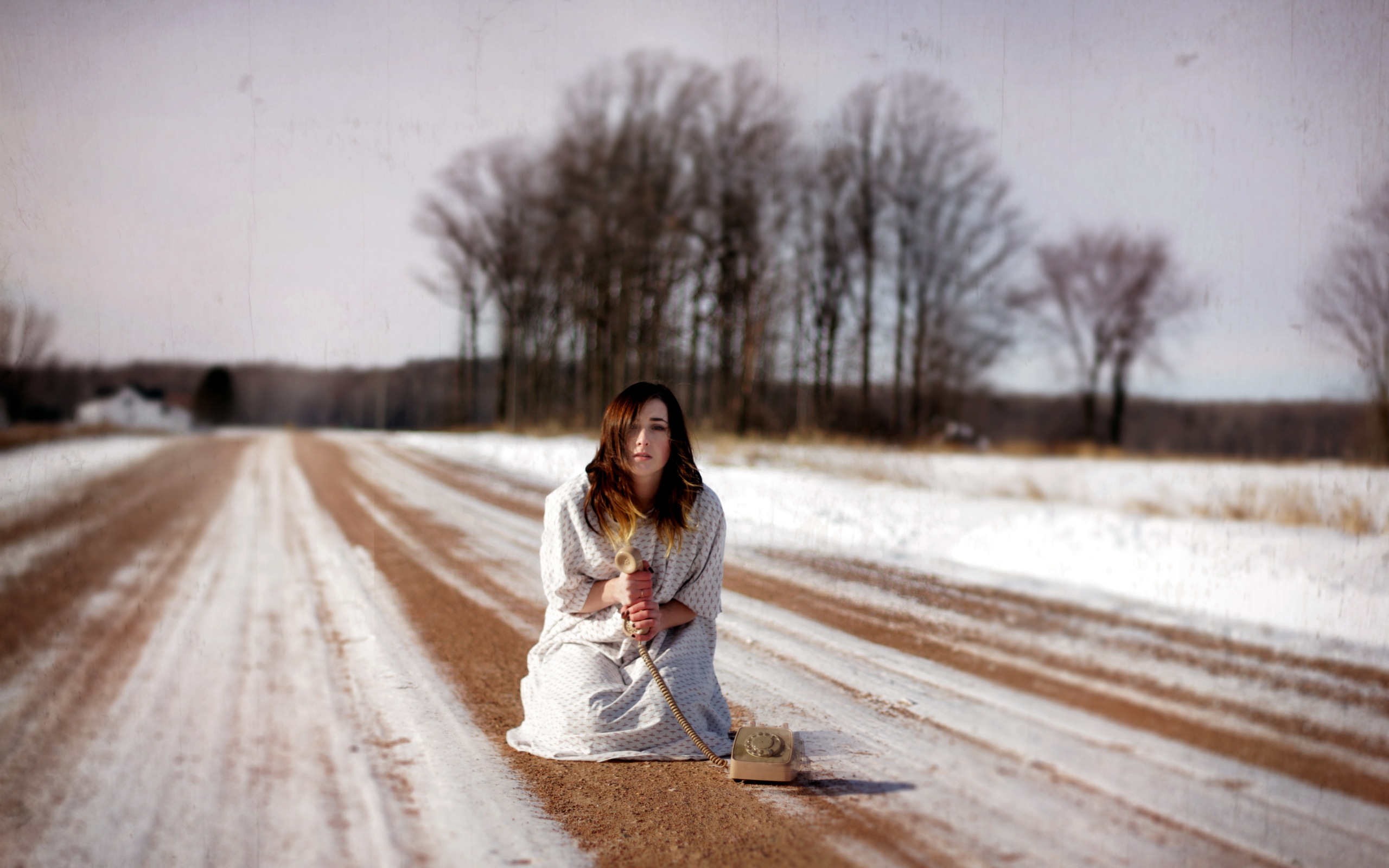 Тают девушки. Девушка на дороге. Фотосессия на дороге. Фотосессия на дороге девушки. Фотосессия на дороге зимой.