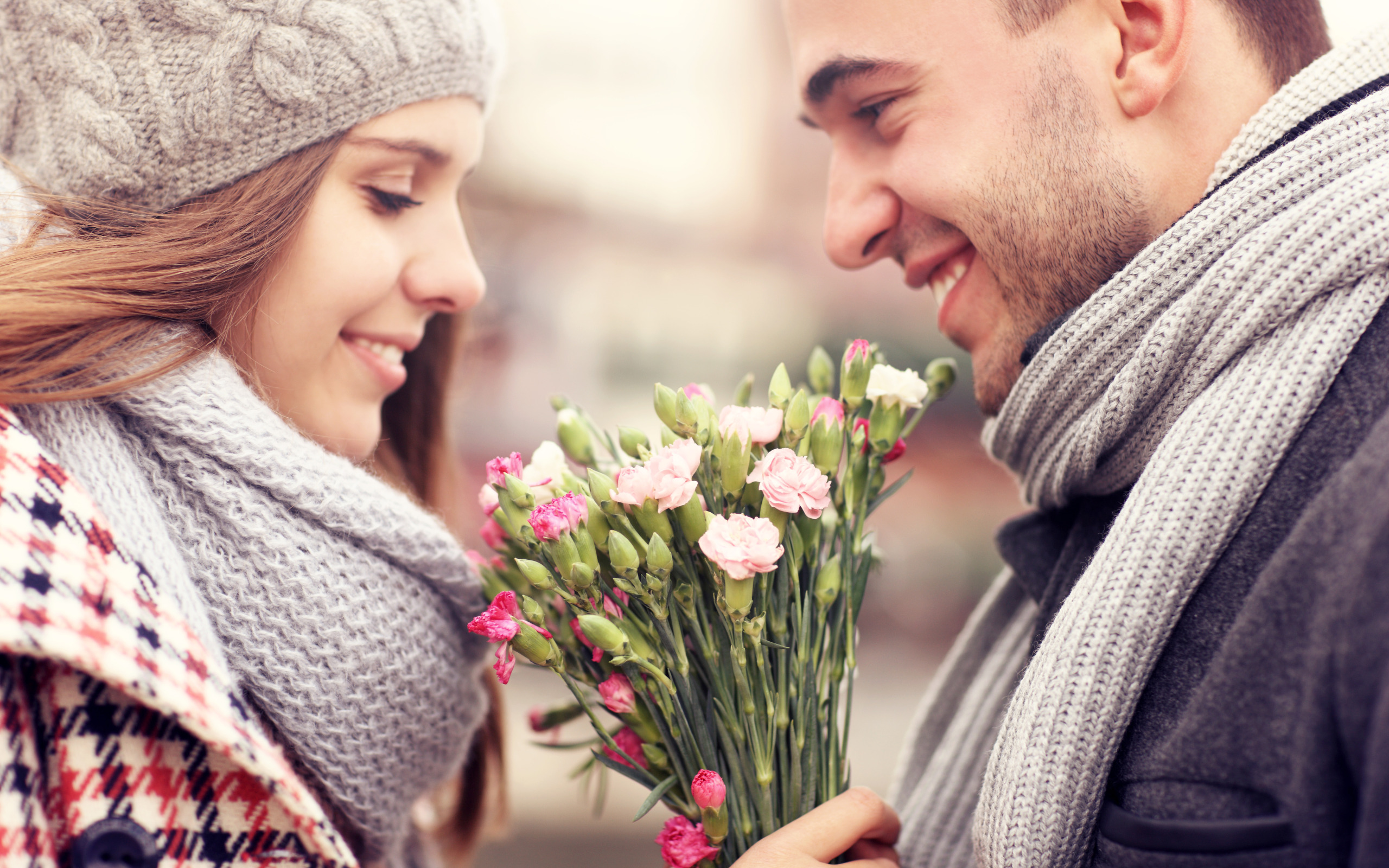 Дарите девушкам цветы слушать. Мужчина дарит цветы женщине. Влюбленный парень. Девушке дарят цветы. Нежные отношения.