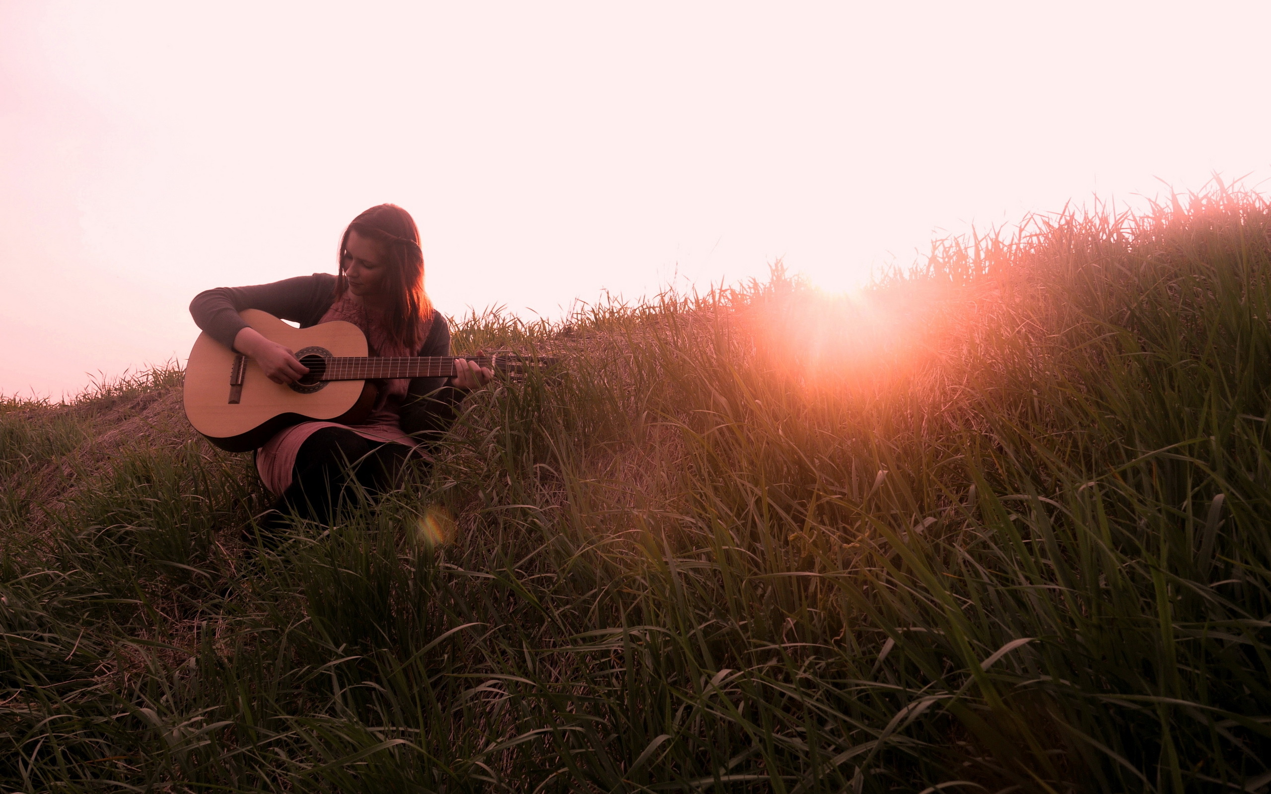 И снова одиноко поет девушка. Девушка с гитарой на природе. Девушка с гитарой в поле. Фотосессия с гитарой девушка на природе. Фотосессия в поле с гитарой.
