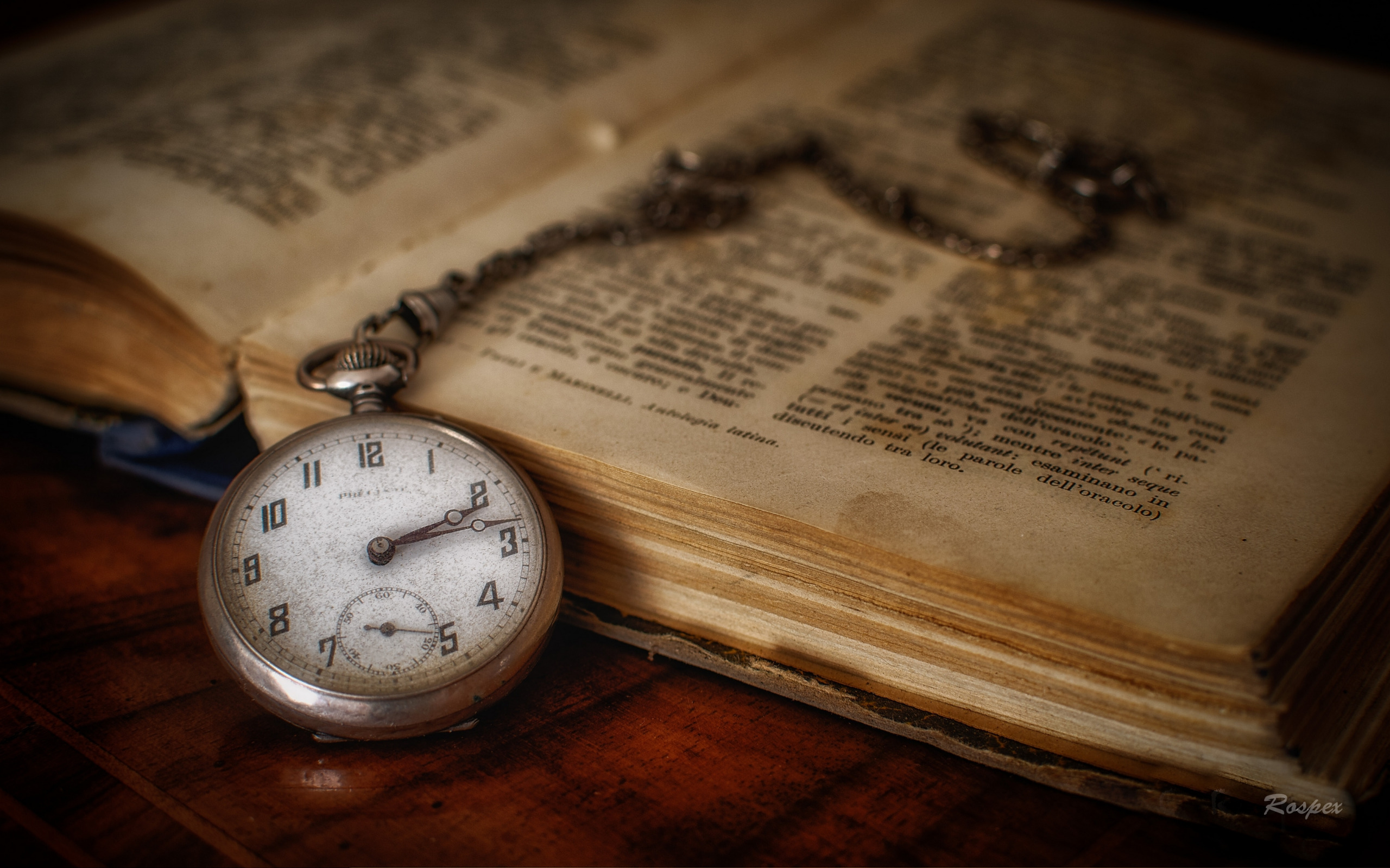 История. Книга и часы. Старинные часы и книги. Карманные часы на фоне книг. Книга времени.