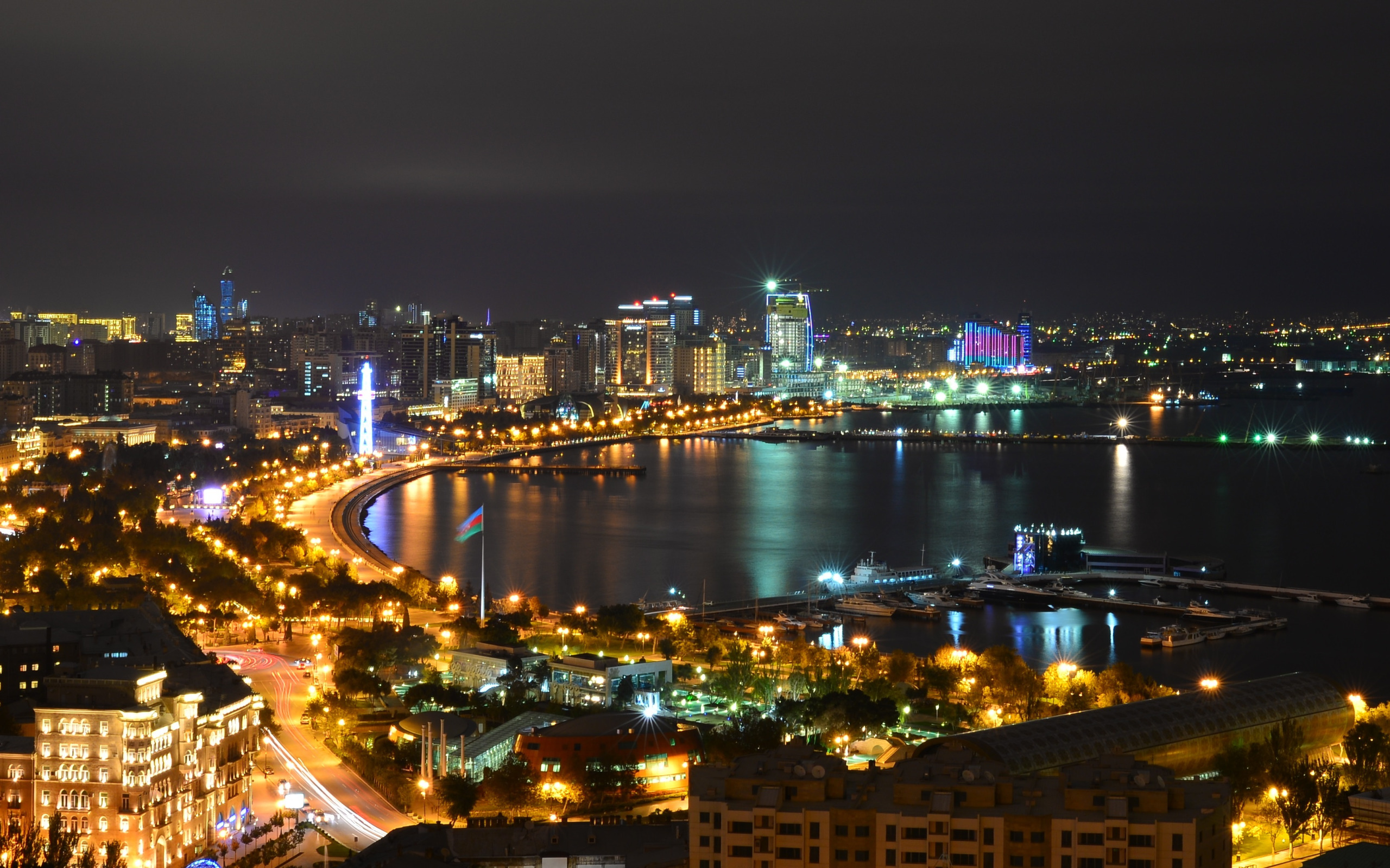 Baku saat. Баку. Ночной Баку панорама. Баку 4k. Азербайджан Баку вечерняя панорама.