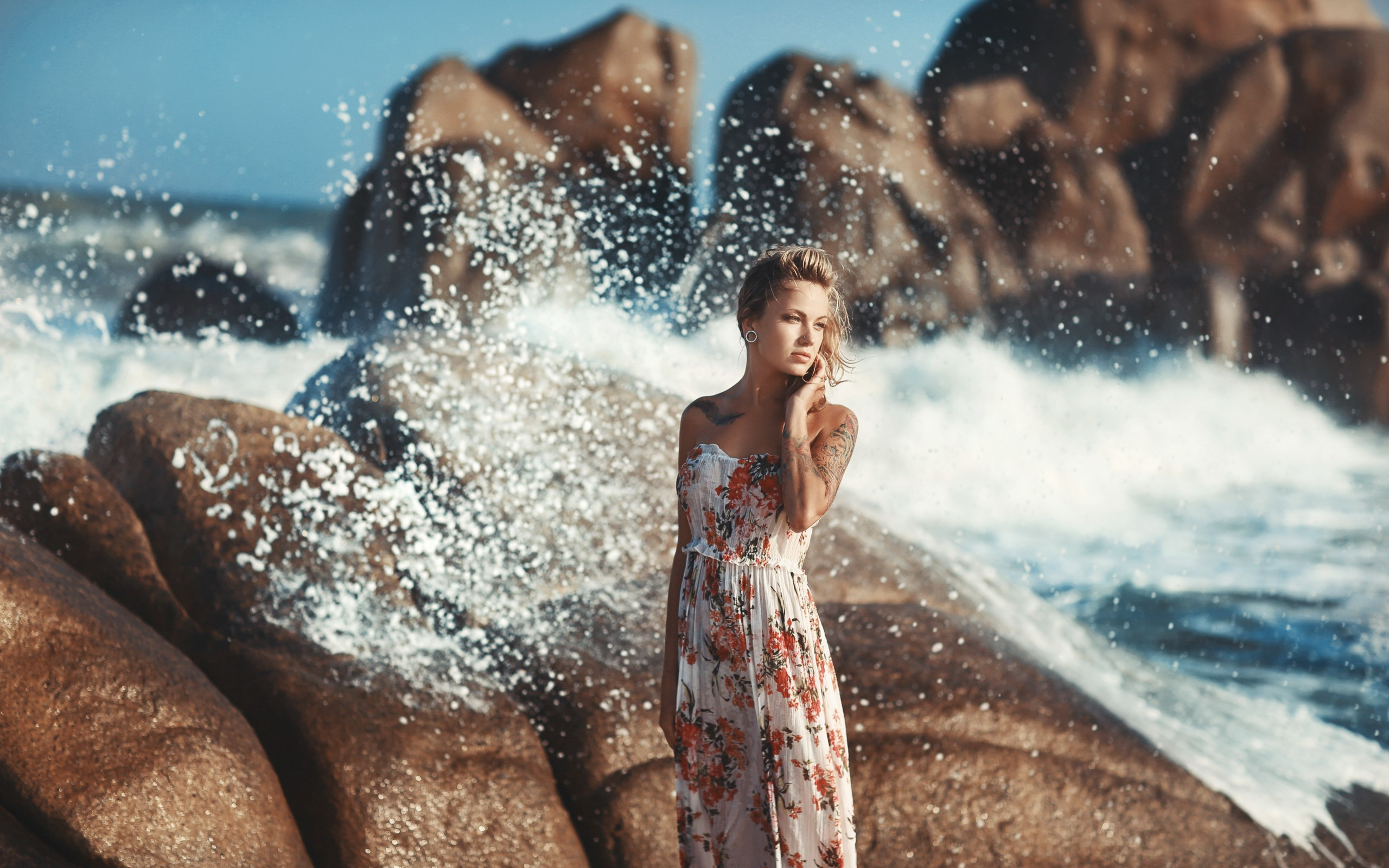 Волна наслаждения. Фотосессия в воде. Девушка в брызгах моря.