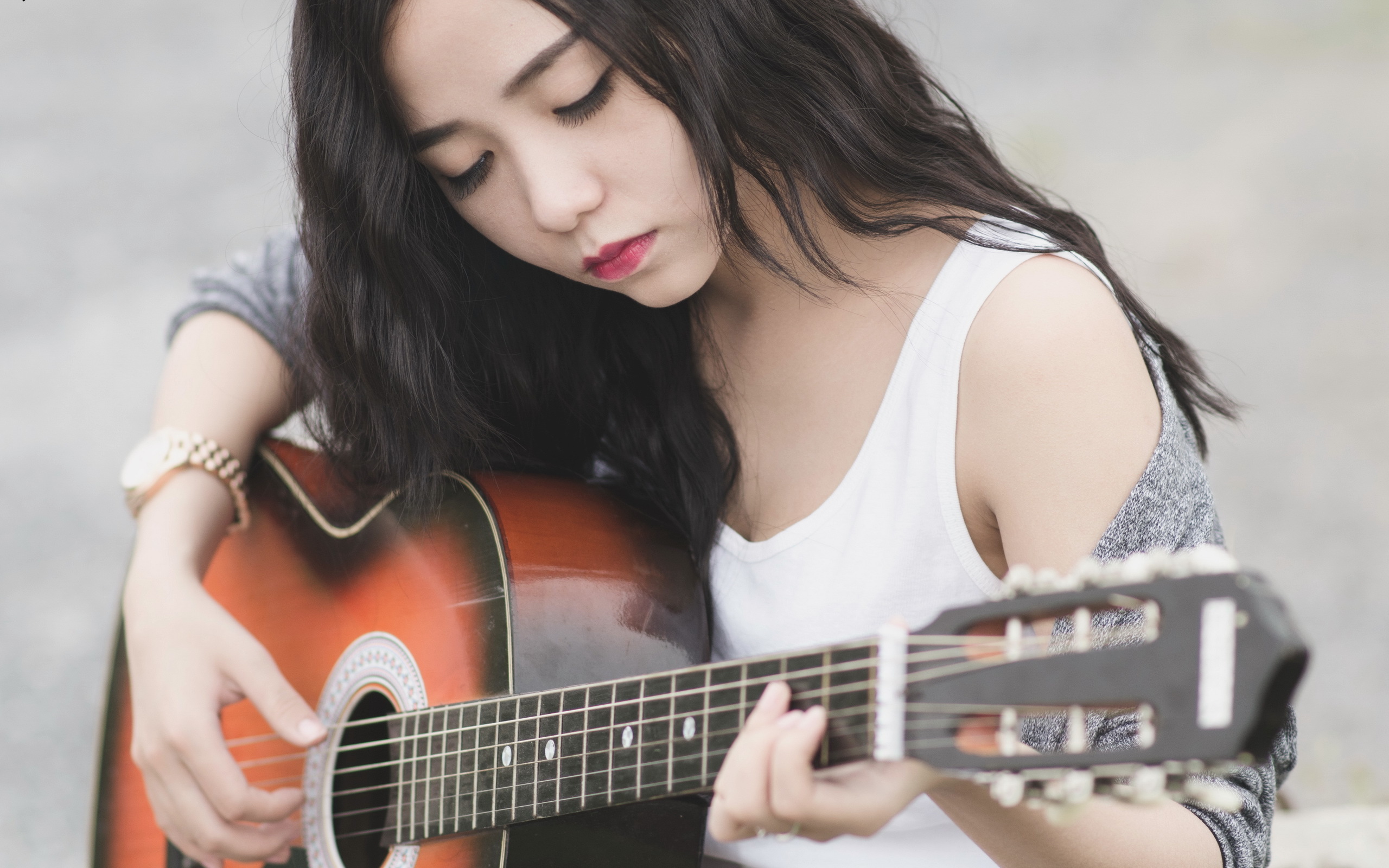 Стоит в стороне девчонка а музыка играет. Кореянка с гитарой. Девушка с электрогитарой. Красивая девушка с гитарой. Фотосессия с гитарой.