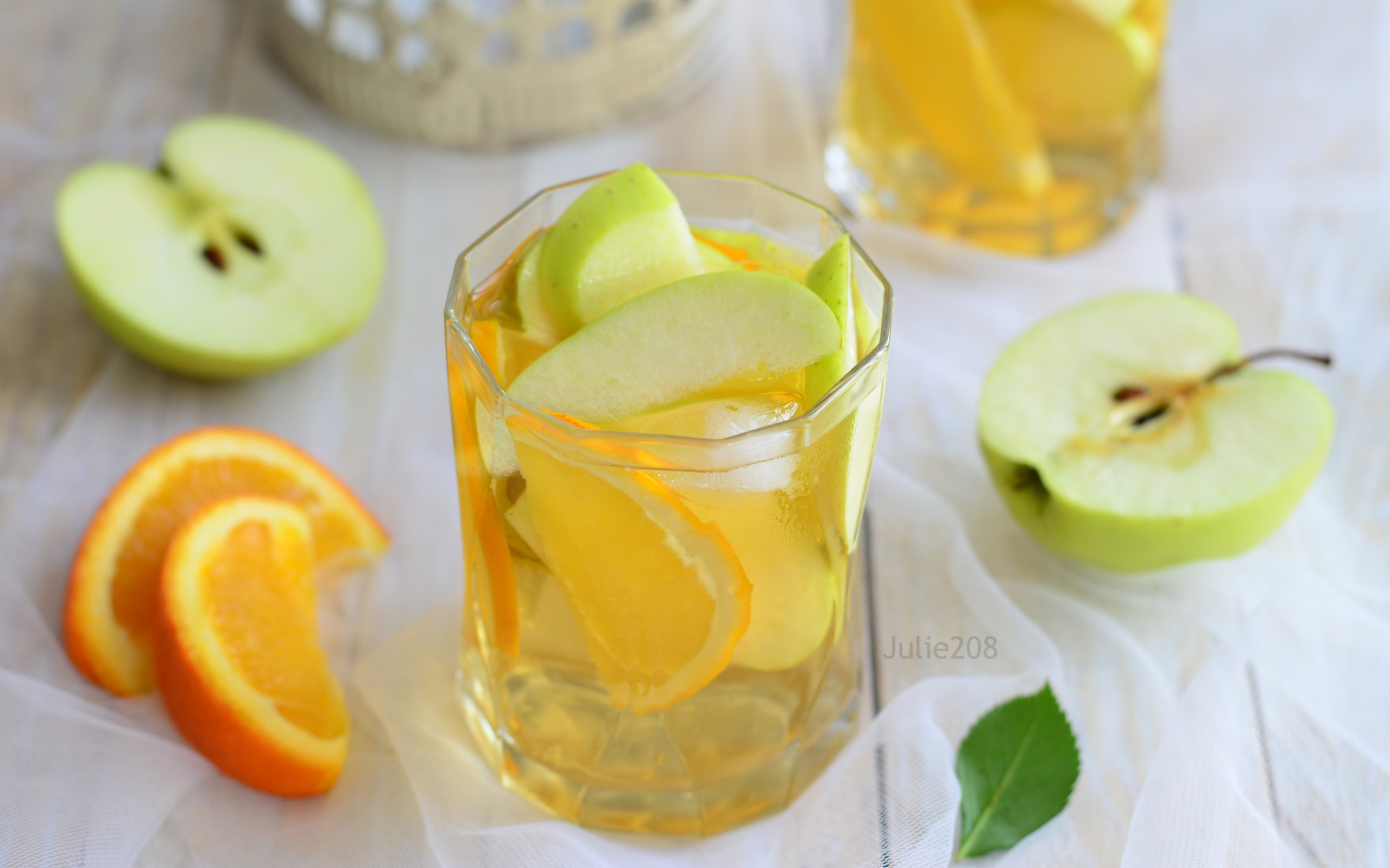 Яблочно апельсиновый. Лимонад яблоко. Лимонад апельсин. Яблочный сок. Лимонад из яблок.