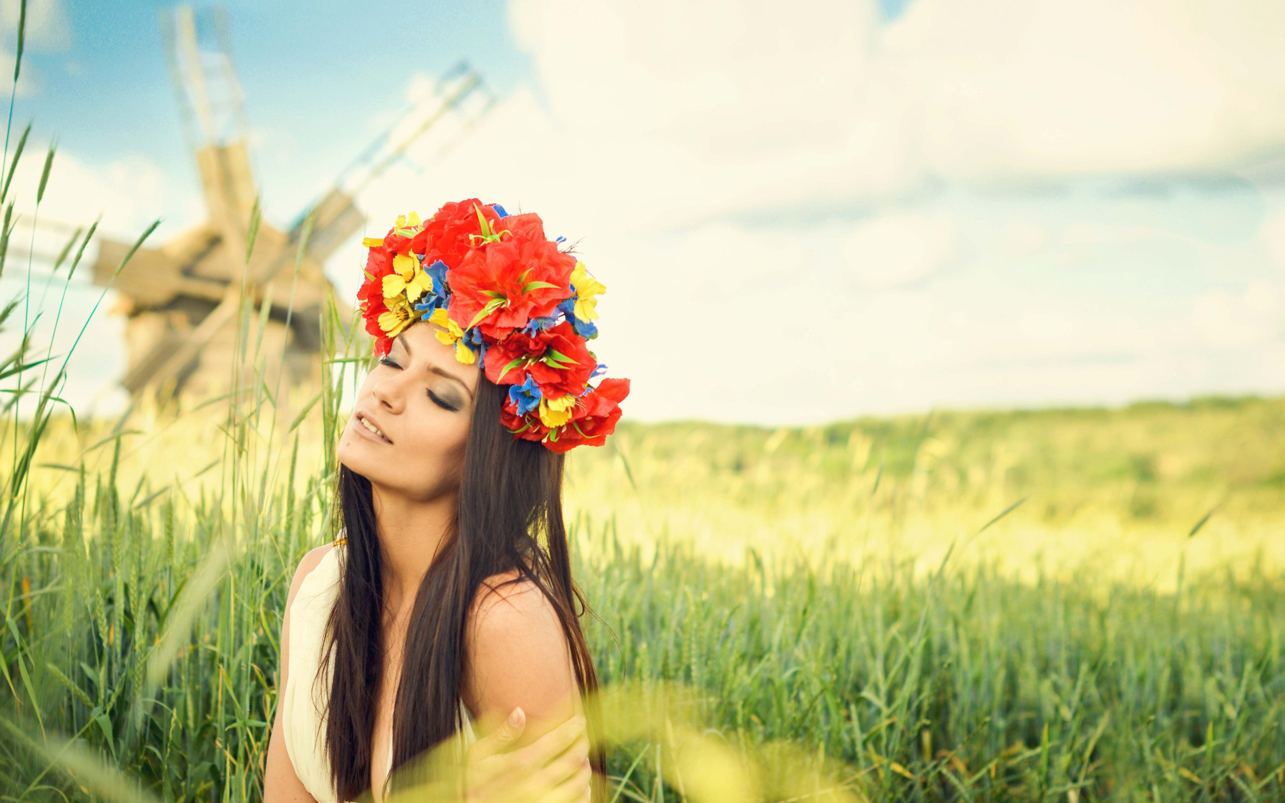 Нежные украинские песни. Девушка в венке. Девушка в венке в поле. Девушка в венке из цветов. Красивые Украинки.