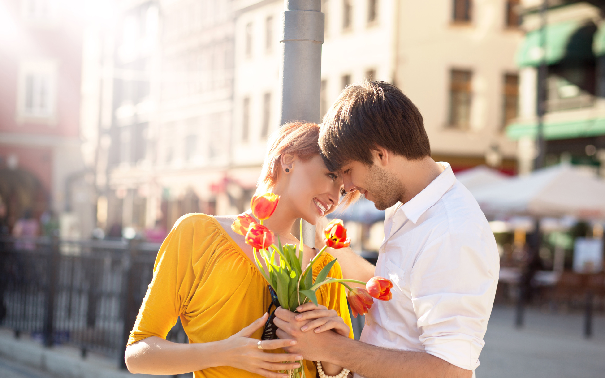 Радости первой любви. Мужчина дарит цветы. Мужчина дарит цветы девушке. Романтическая фотосессия. Счастливые влюбленные.