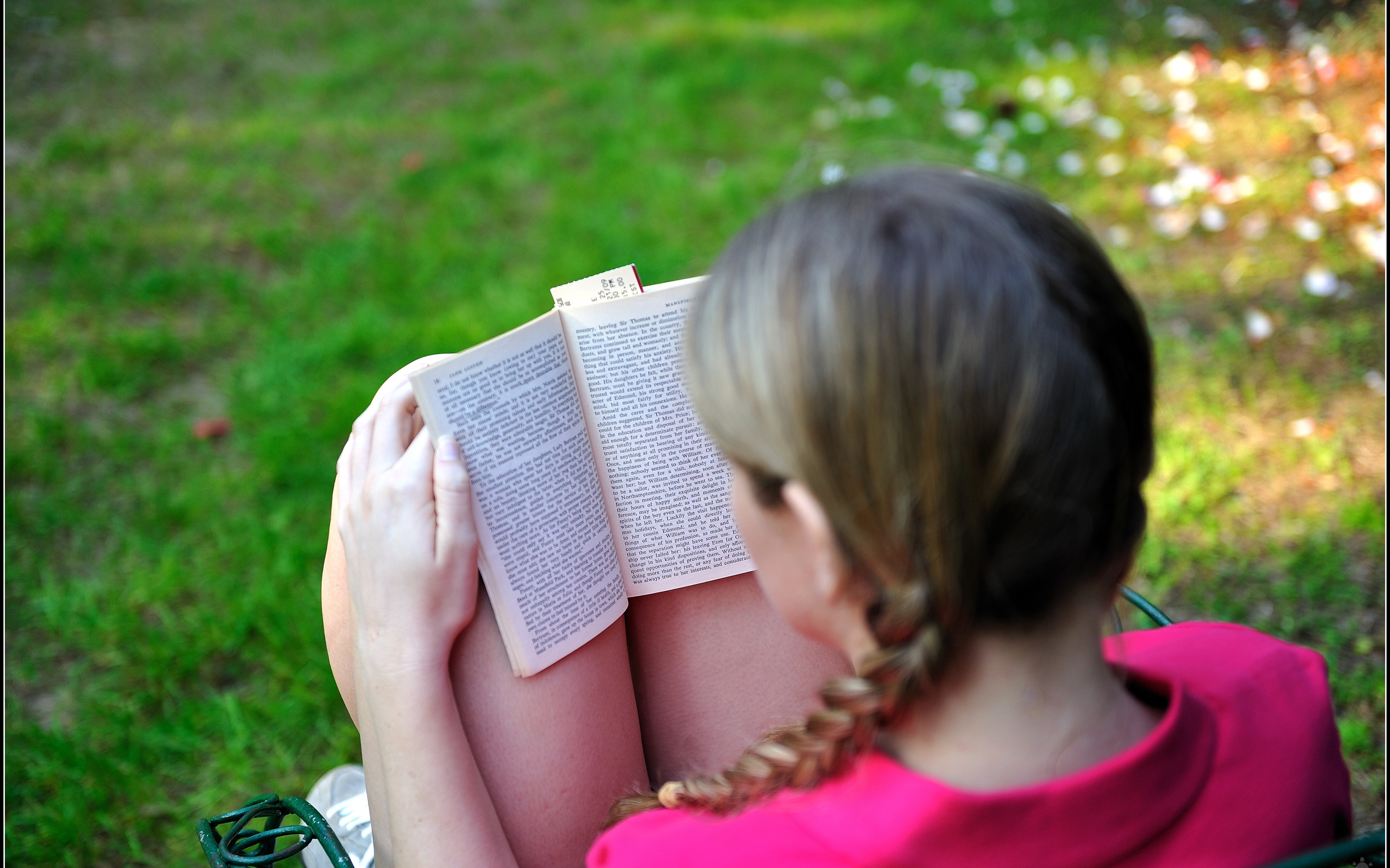 Настроение читать книгу. Девушка с книгой. Девочка с книжкой. Книга для девочек. Чтение на улице.