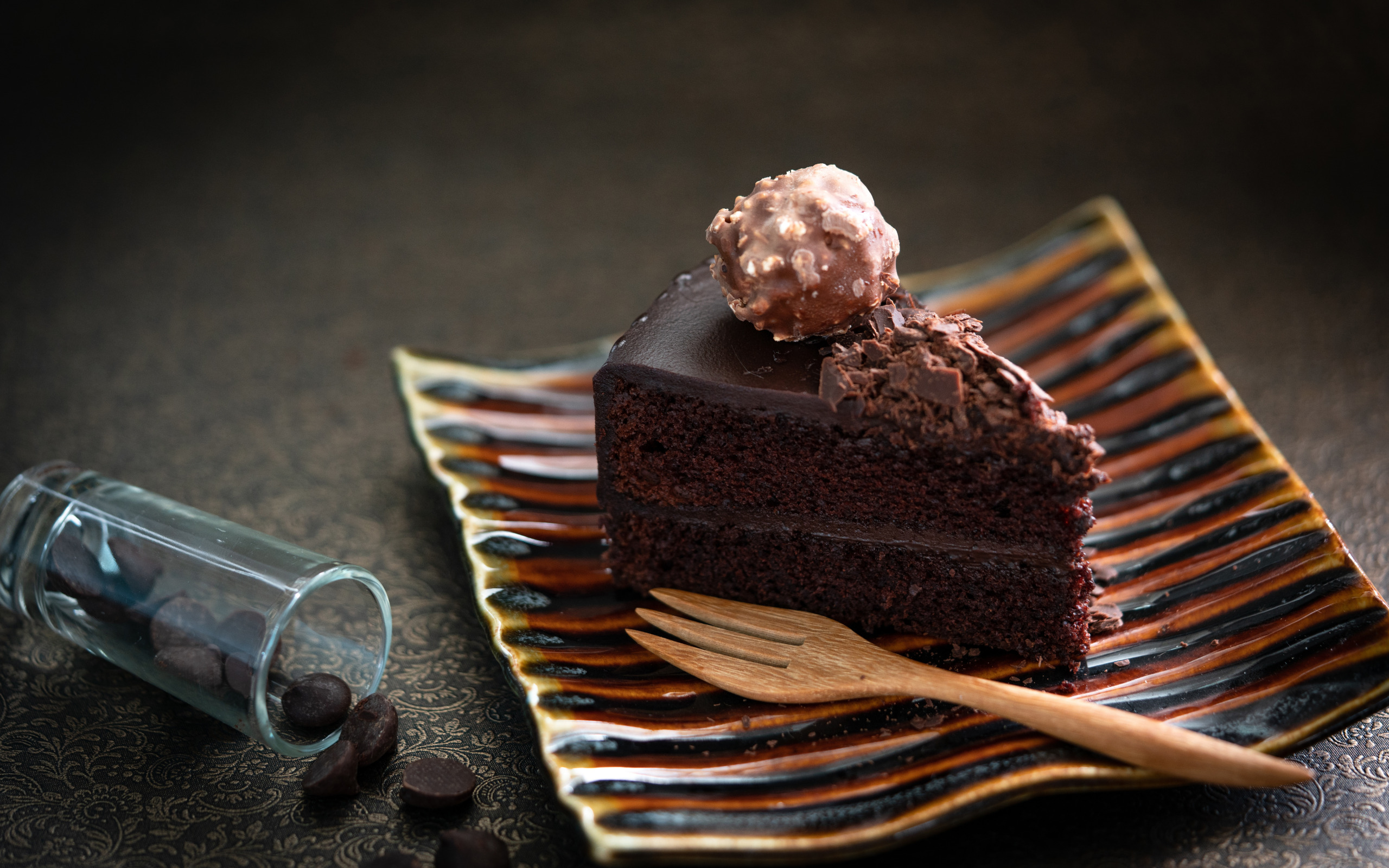 Я бы жила в шоколаде. Шоколадное пирожное. Десерты на темном фоне. Пирожное с шоколадом. Десерты из шоколада.