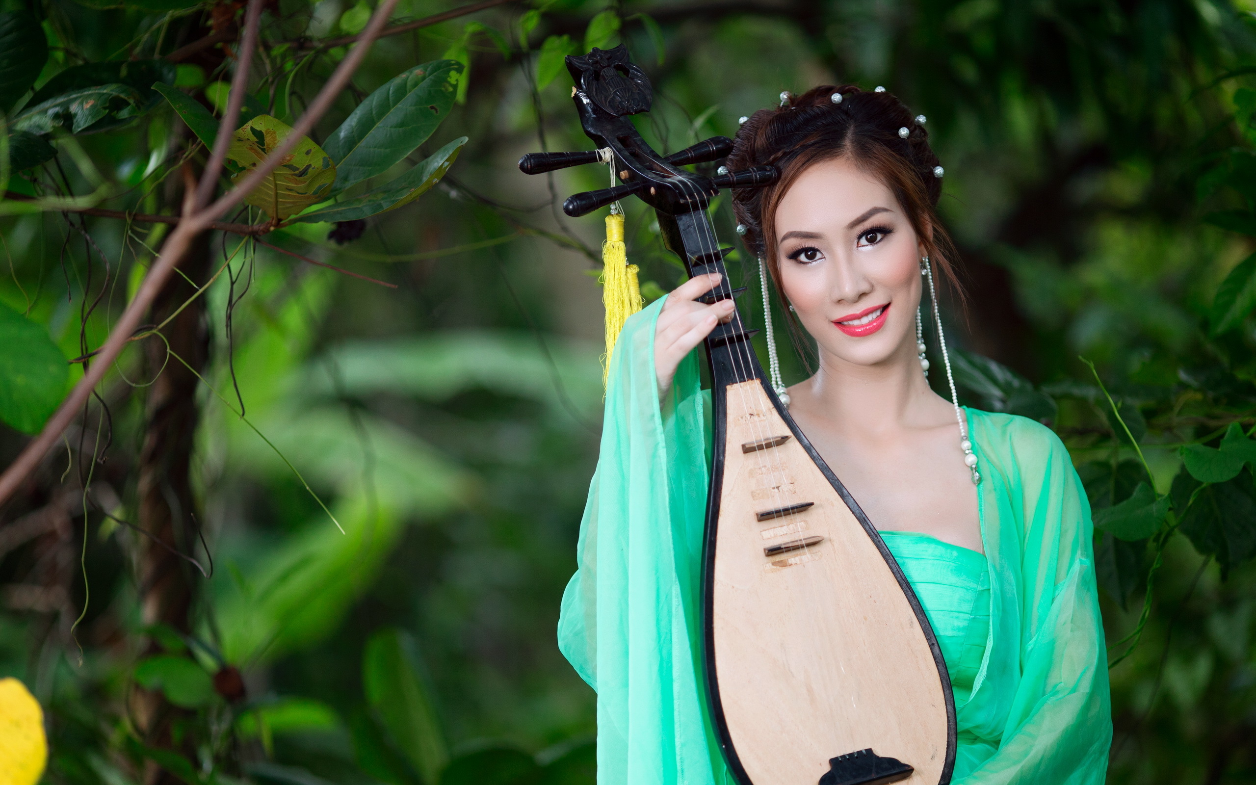 Asia music. Азиатские девушки. Азиатская девушка в зеленом. Китайские женщины с музыкальными инструментами. Китайские девушки с инструментом музыкальным.
