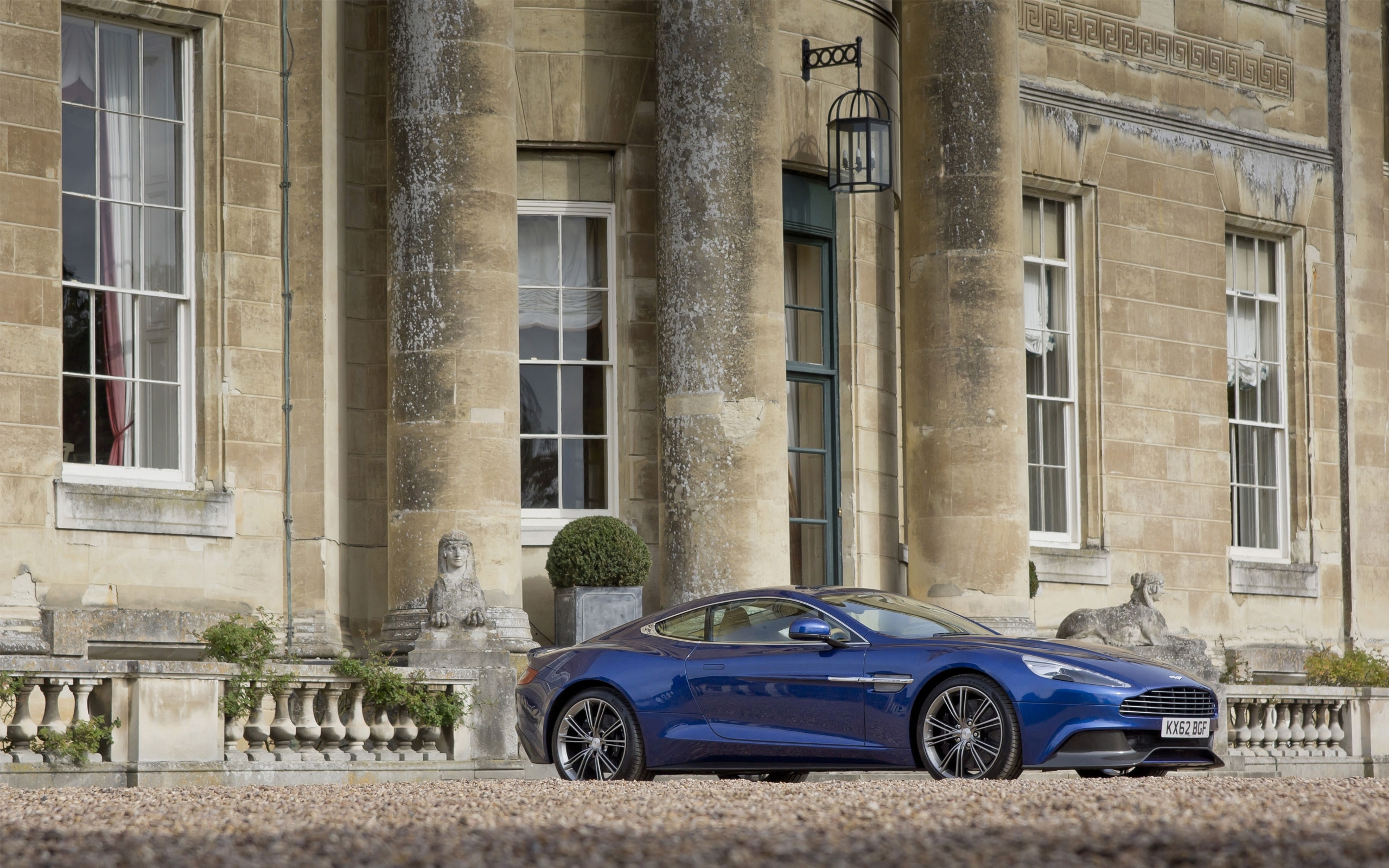 En cars. Aston Martin Vanquish Blue. Aston Martin Vanquish 2012 Blue. Машина Астон Мартин синяя. Астон Мартин синий цвет.