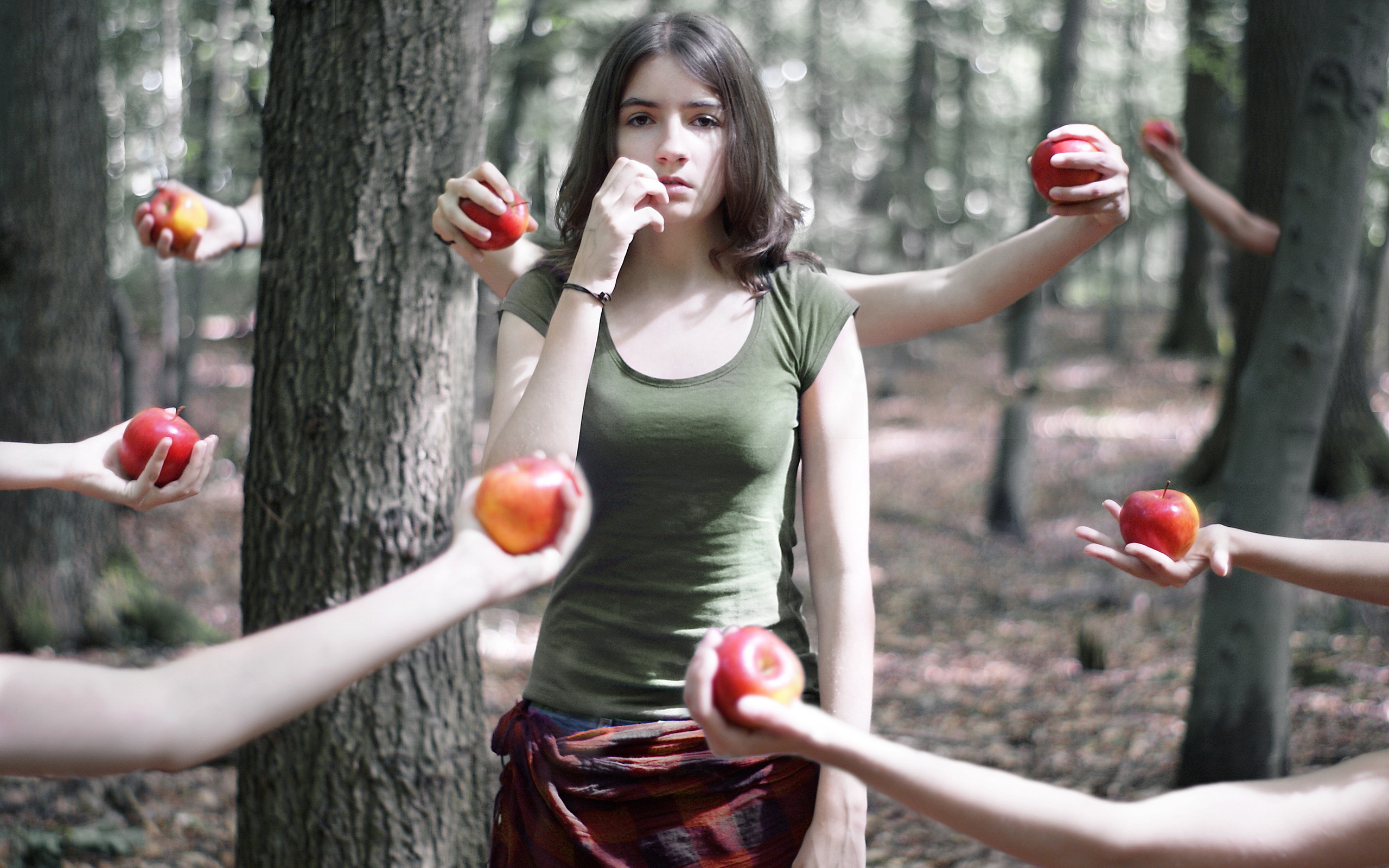 Необычный образ жизни. Девушка с яблоком. Девушка держит яблоко. Девушка с яблоком в руке. Человек держит яблоко.