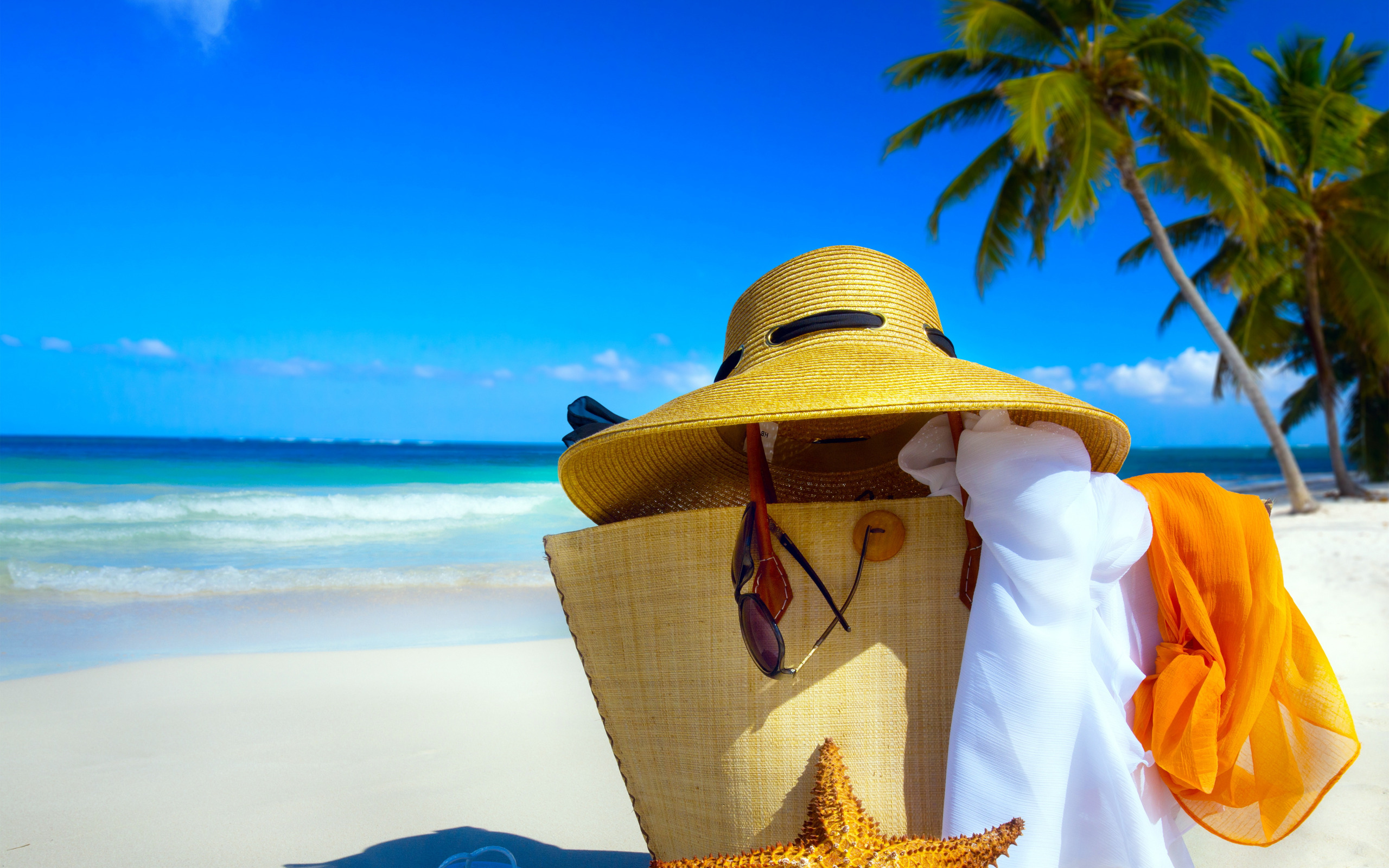 Добавляется ли праздничные к отпуску. Отпуск. Лето море пляж. Пляж чемодан шляпа. Шикарного отпуска.