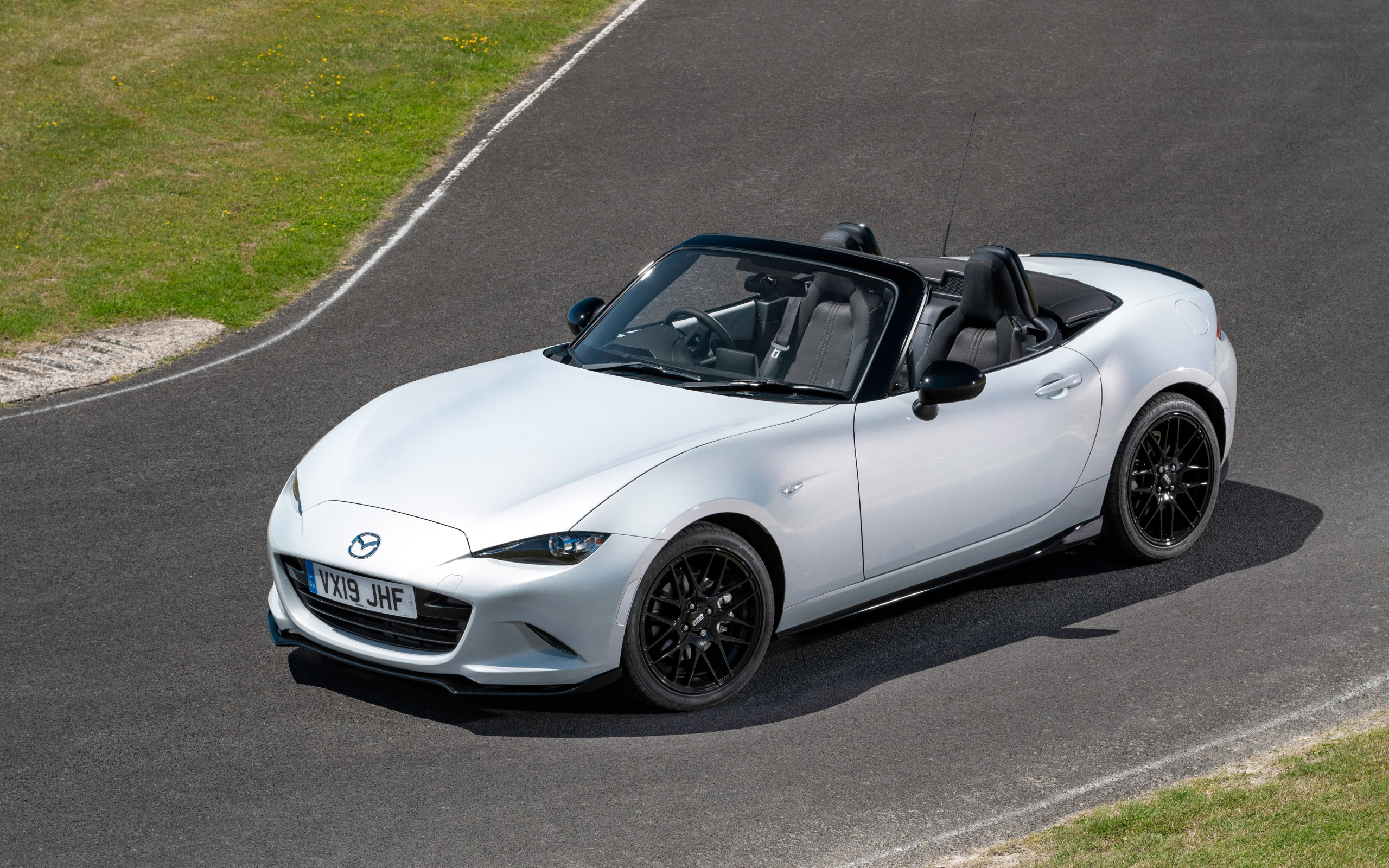 Скачать обои фото, Белый, Кабриолет, Mazda, Автомобиль, MX-5, 2019, Design  Pack, раздел mazda в разрешении 2560x1600