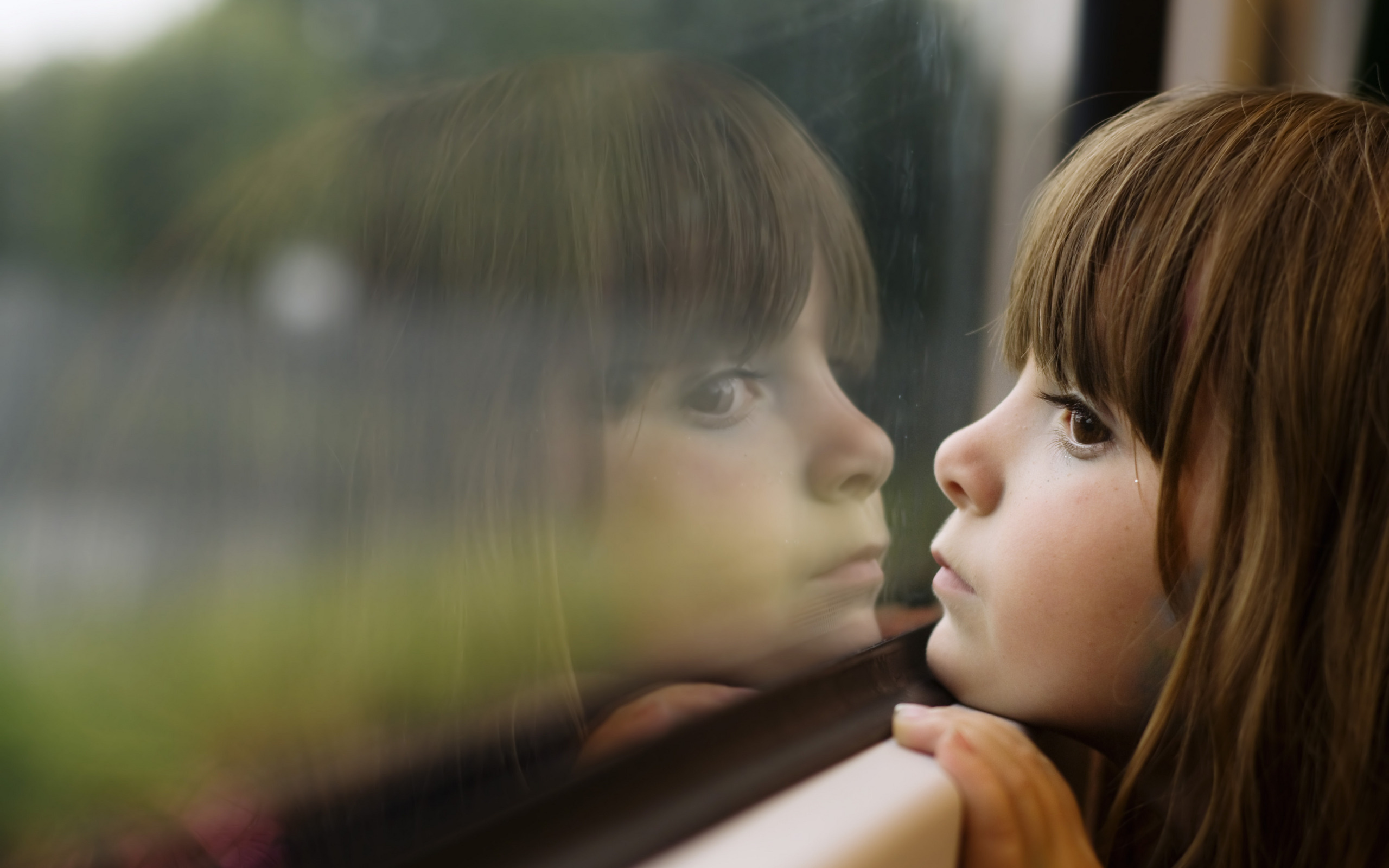 Грустный ребенок. Девочка грустит. Маленькая девочка у окна. Девочка смотрит в окно. Песня детский не грусти