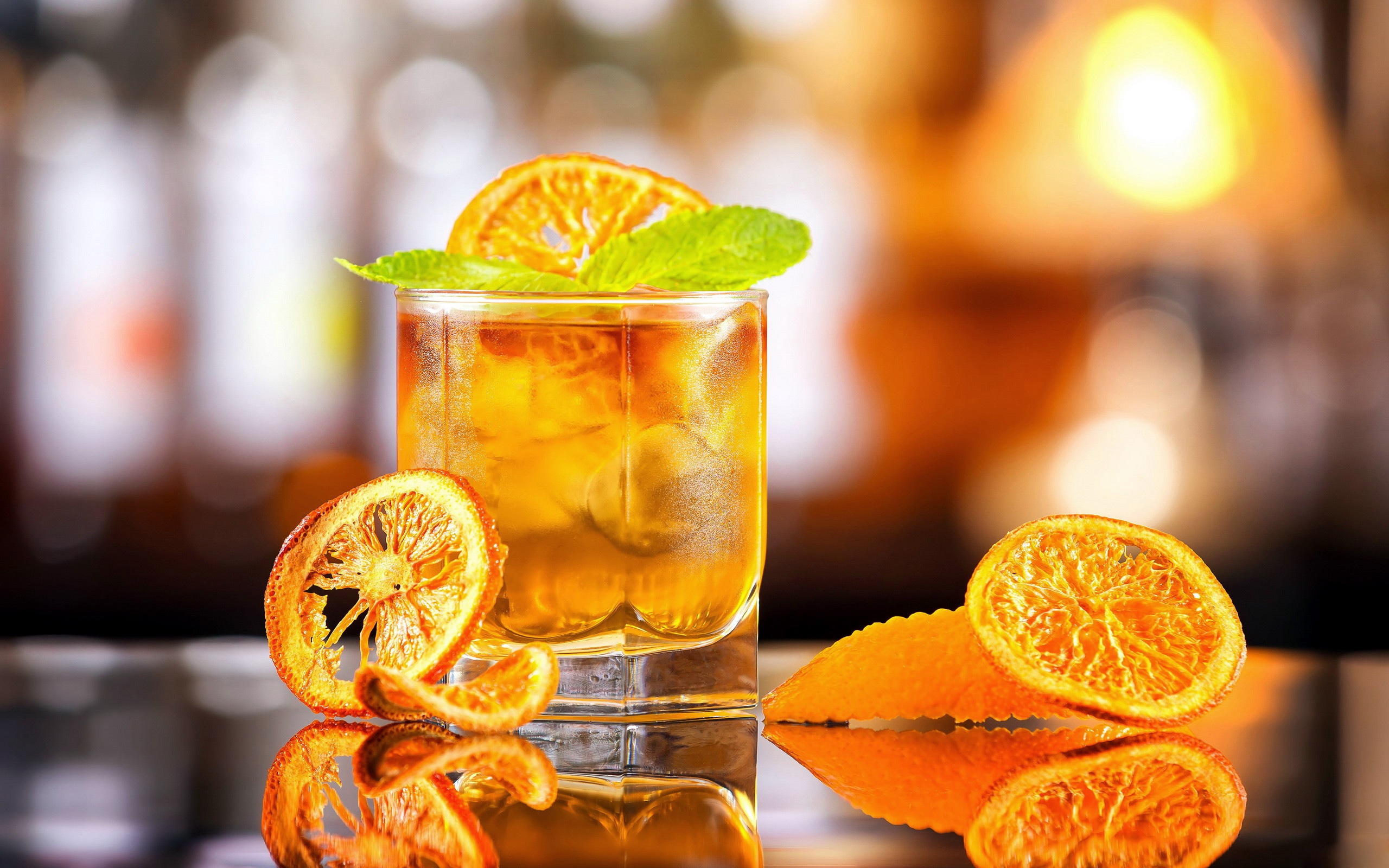 Апельсиновая текила. Апельсин в стакане. Коктейль с апельсином. Мохито с апельсином. Апельсиновый коктейль с мятой.