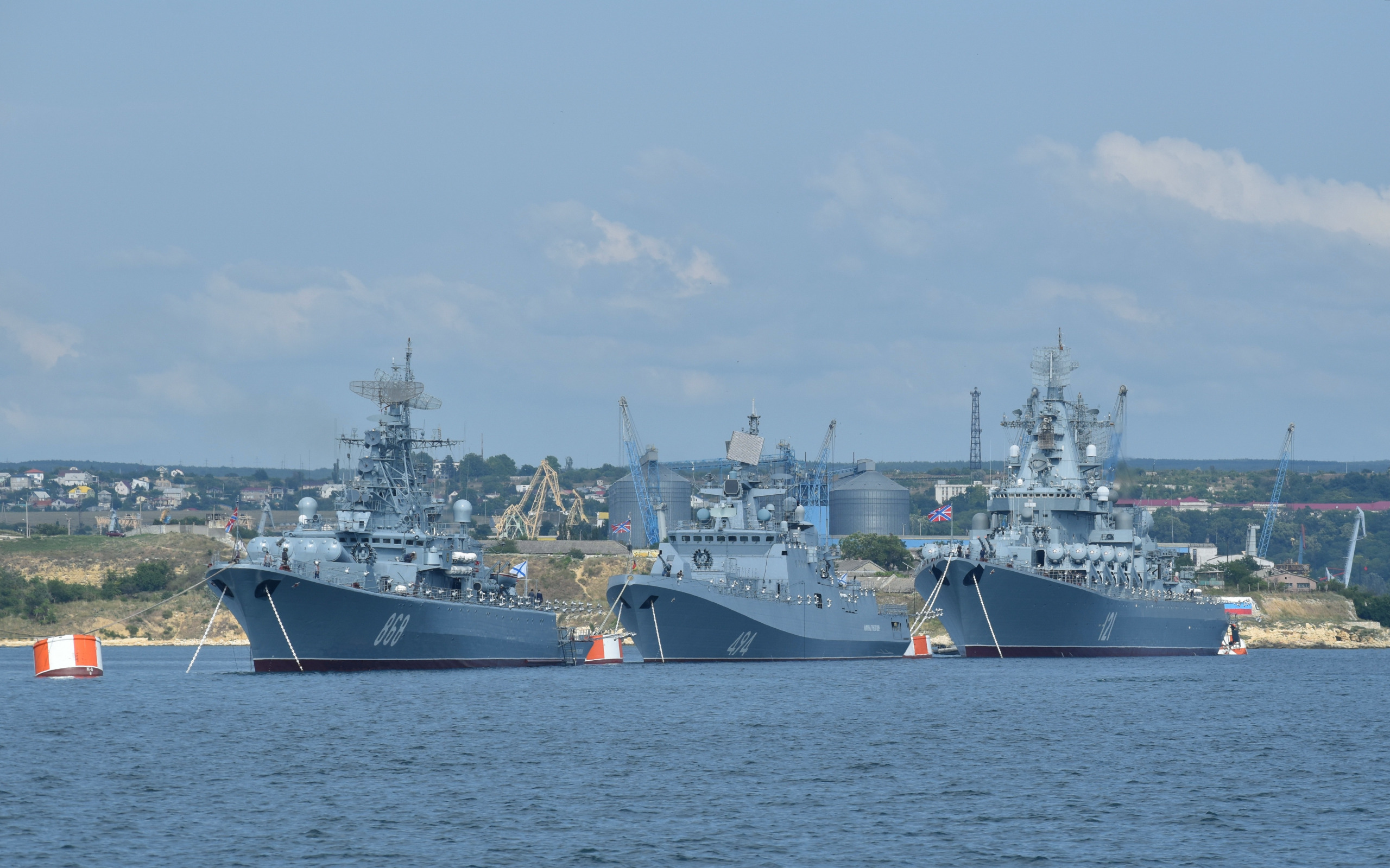 Корабли стоят на рейде. Военные корабли на рейде. Парад ВМФ В Севастополе. Корабли на рейде Черноморский флот. Парад кораблей Севастополь ВМФ.