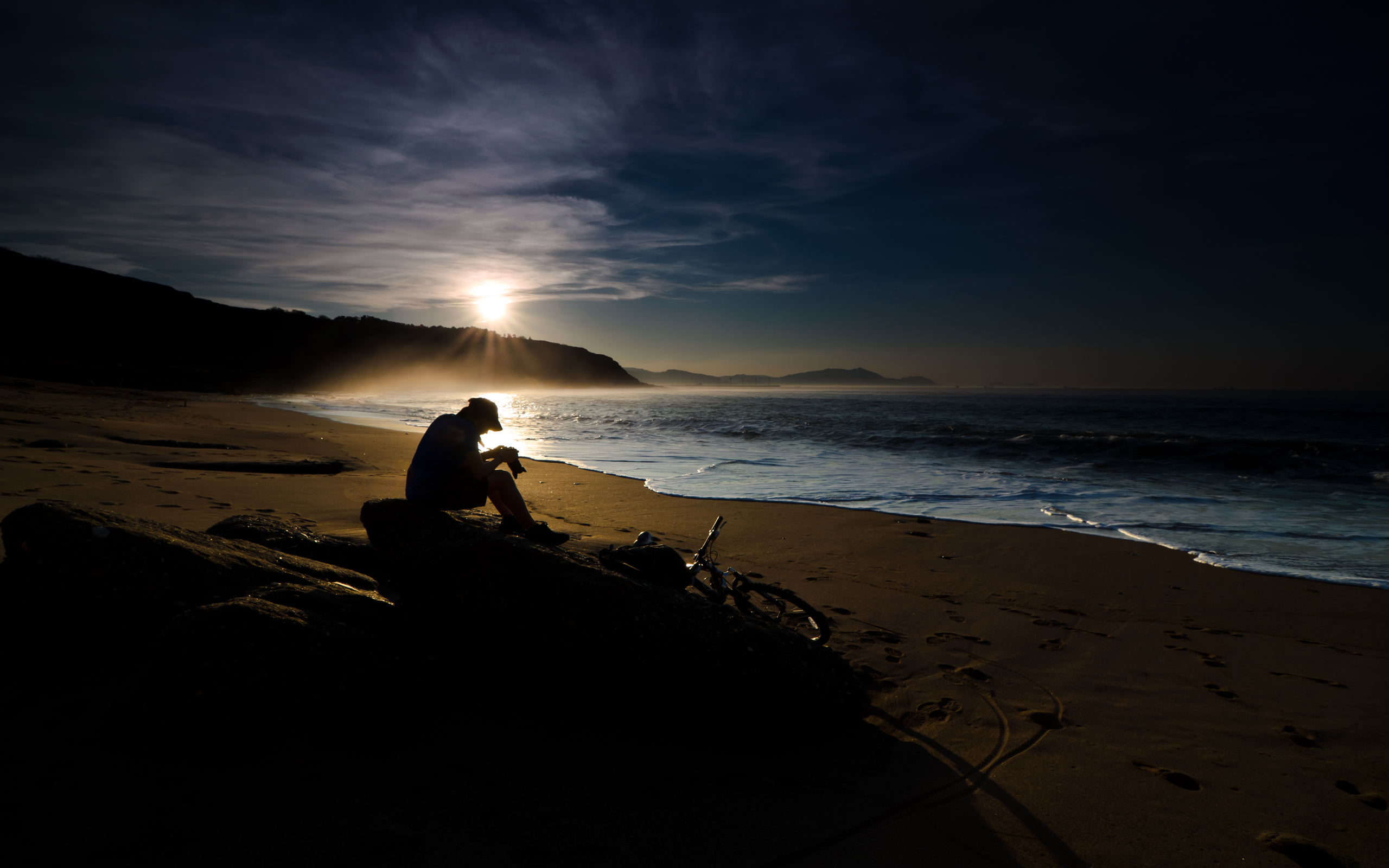 Ночь у берега читать 1. Одиночество на берегу. Одинокий человек на берегу моря. Ночное море. Один на берегу моря.