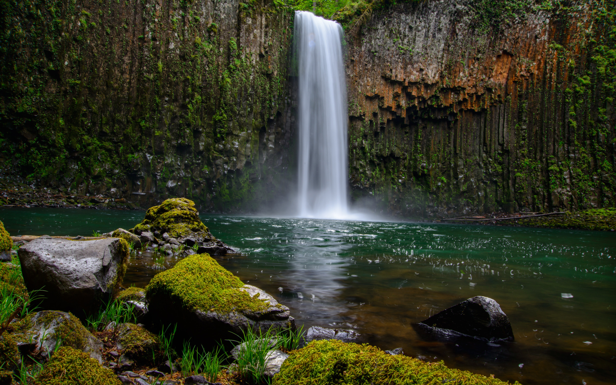 Water falls. Горы джунгли водопад. Красивые пейзажи с водопадами. Пейзаж водопад. Водопад у озера.