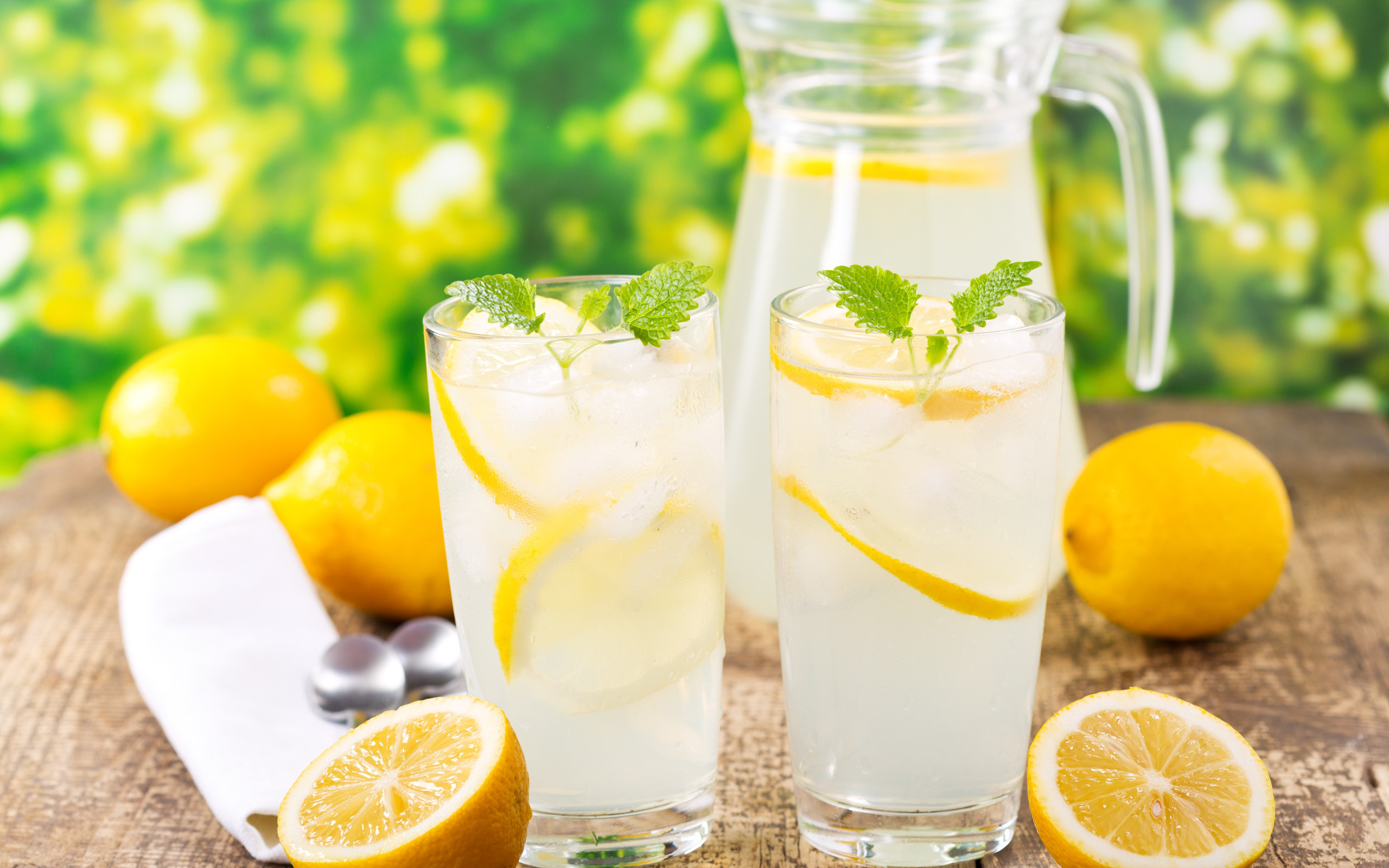 Вода с лимоном вечером. Лимоната. Напиток лимонад. Лимонный лимонад. Освежающие летние напитки.