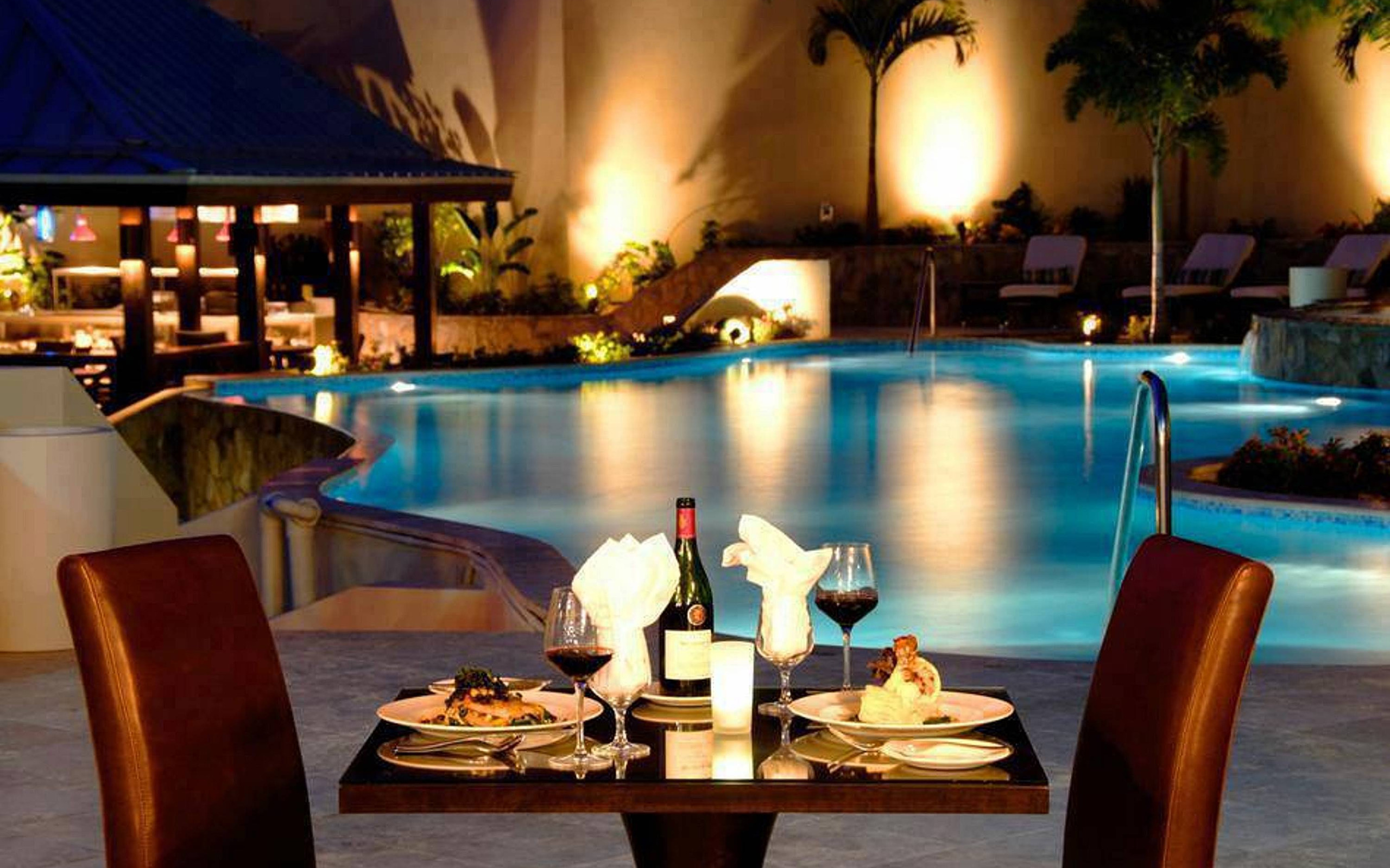 Pool side. Ritz Carlton Мальдивы. Романтический вечер. Романтический вечер в бассейне. Романтический вечер в отеле.