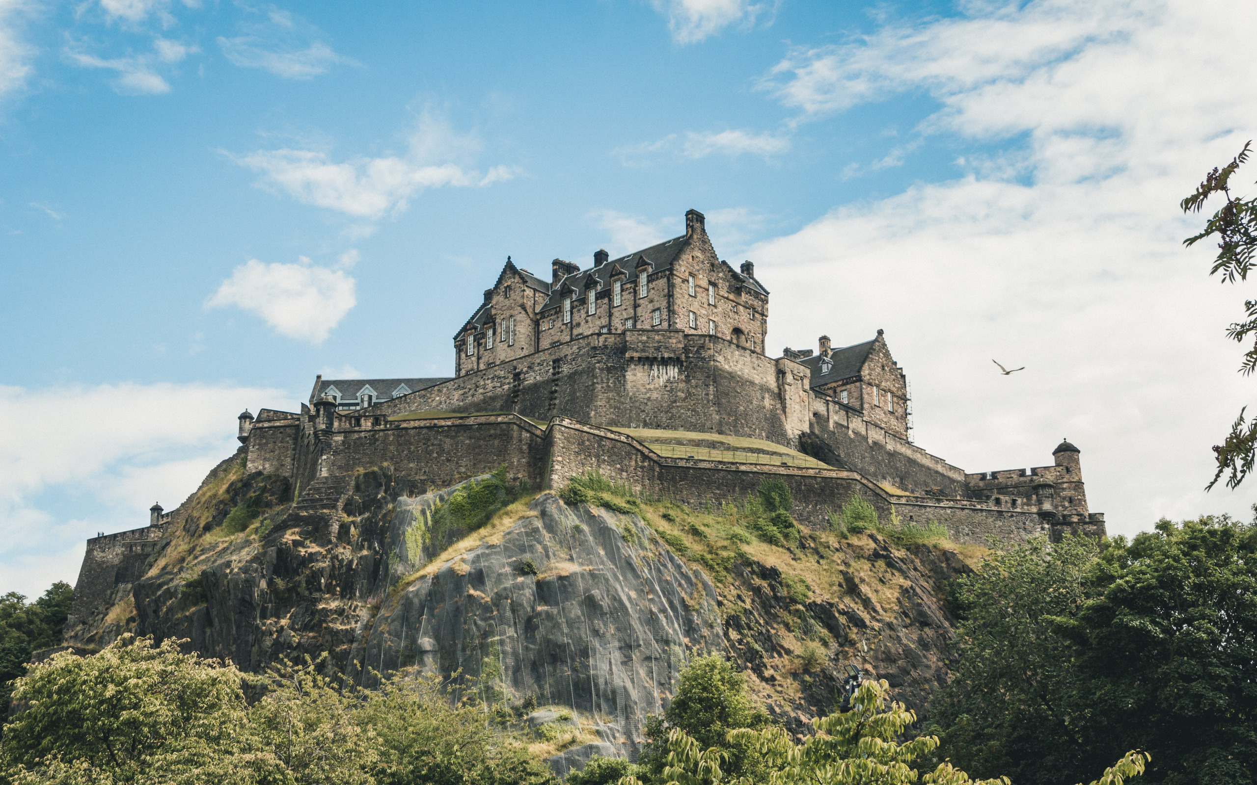 Castle перевод. Замок в Эдинбурге столице Шотландии. Замковая скала в Эдинбурге. Эдинбургский замок Ямайка. Эдинбургский замок Форза.