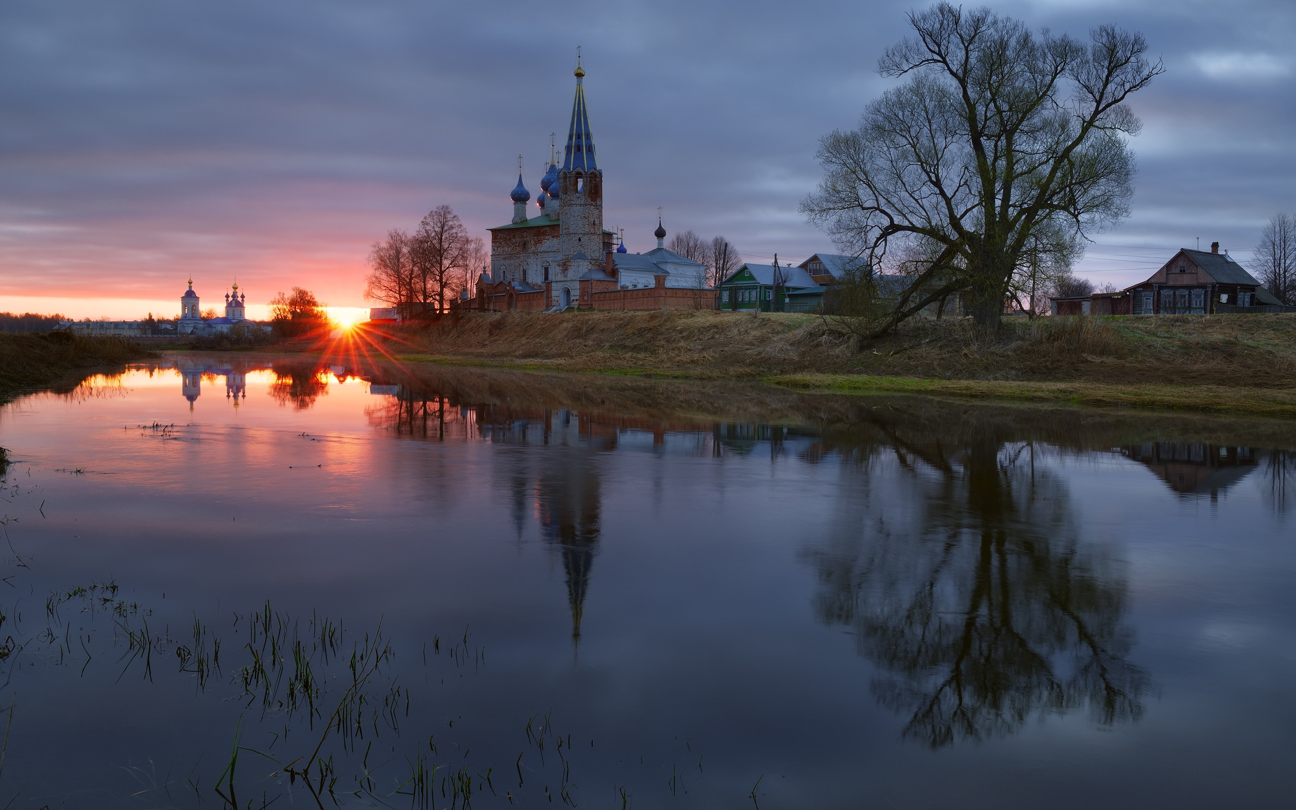 Поля село церквушка Россия