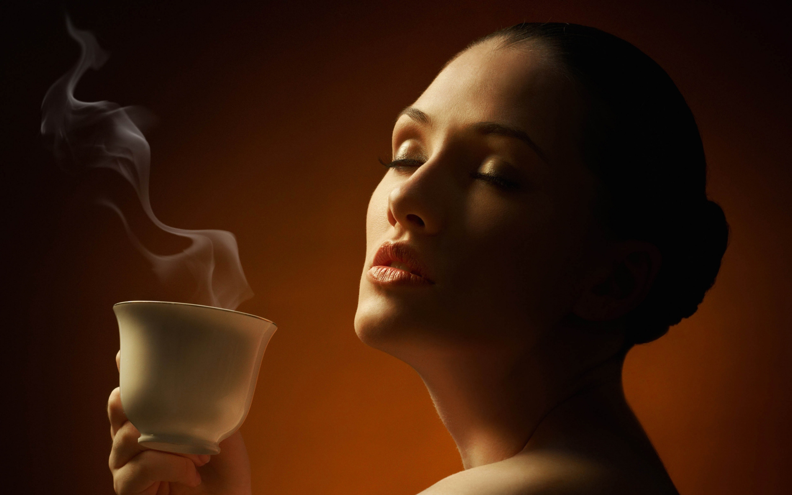 Дух кофе. Девушка с кофе. Девушка с чашкой. Чашка кофе. Женщина с чашкой кофе.