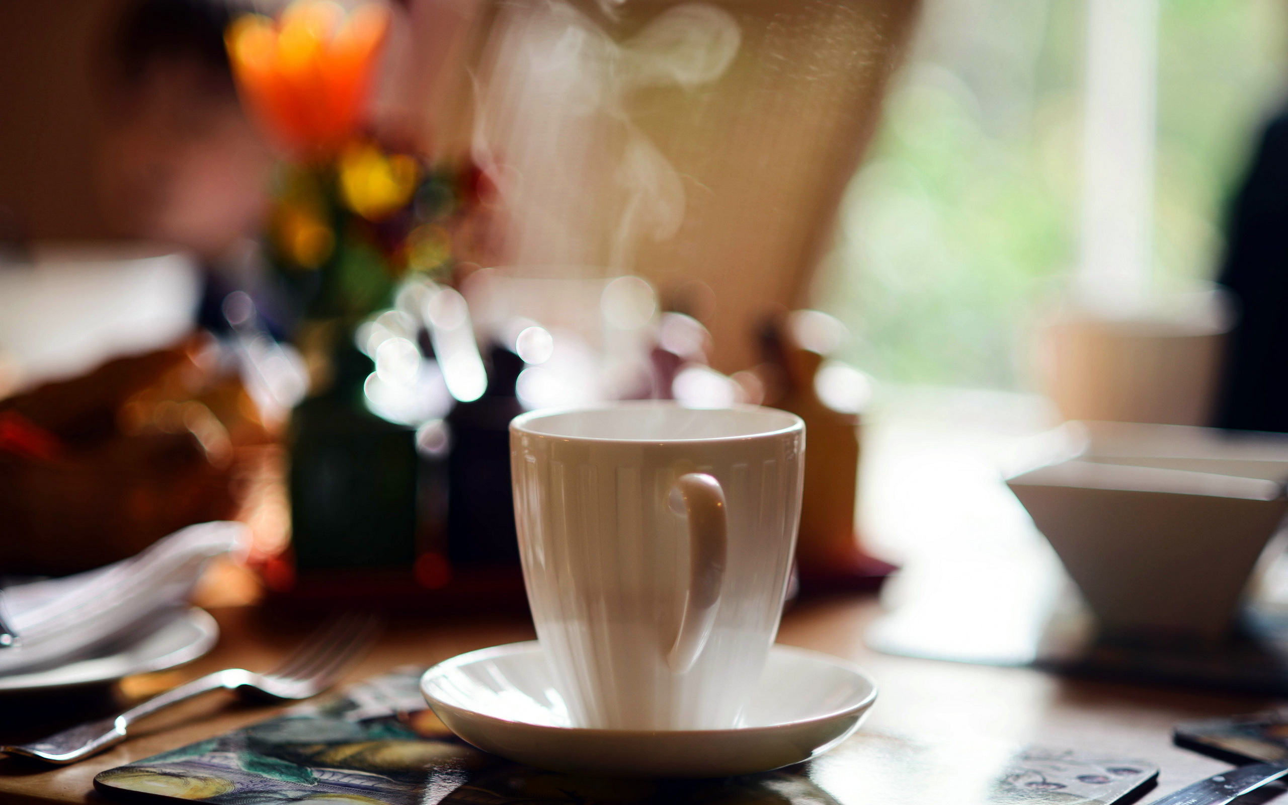 На столе стоят 20 кружек с кофе. Чашка кофе. Чашка чая. Утренний кофе. Кофе в кафе.
