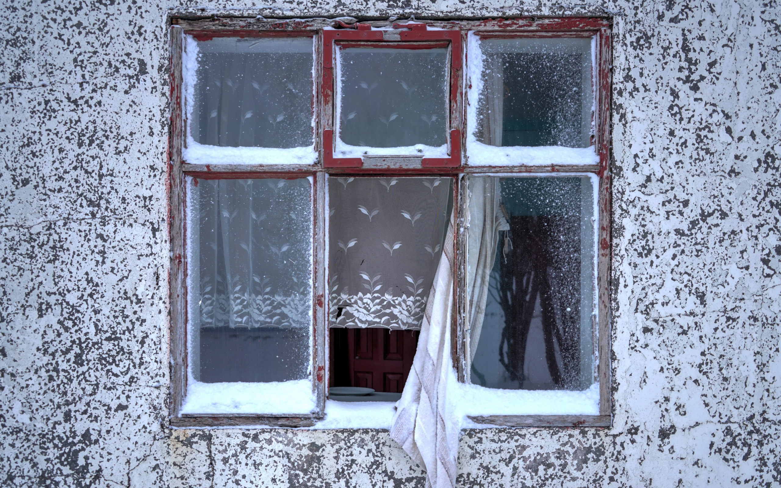 Голодное окно. Открытое окно вид с улицы. Зимнее окно с занавесками. Стена дома с окнами. Занавески в окне снаружи.