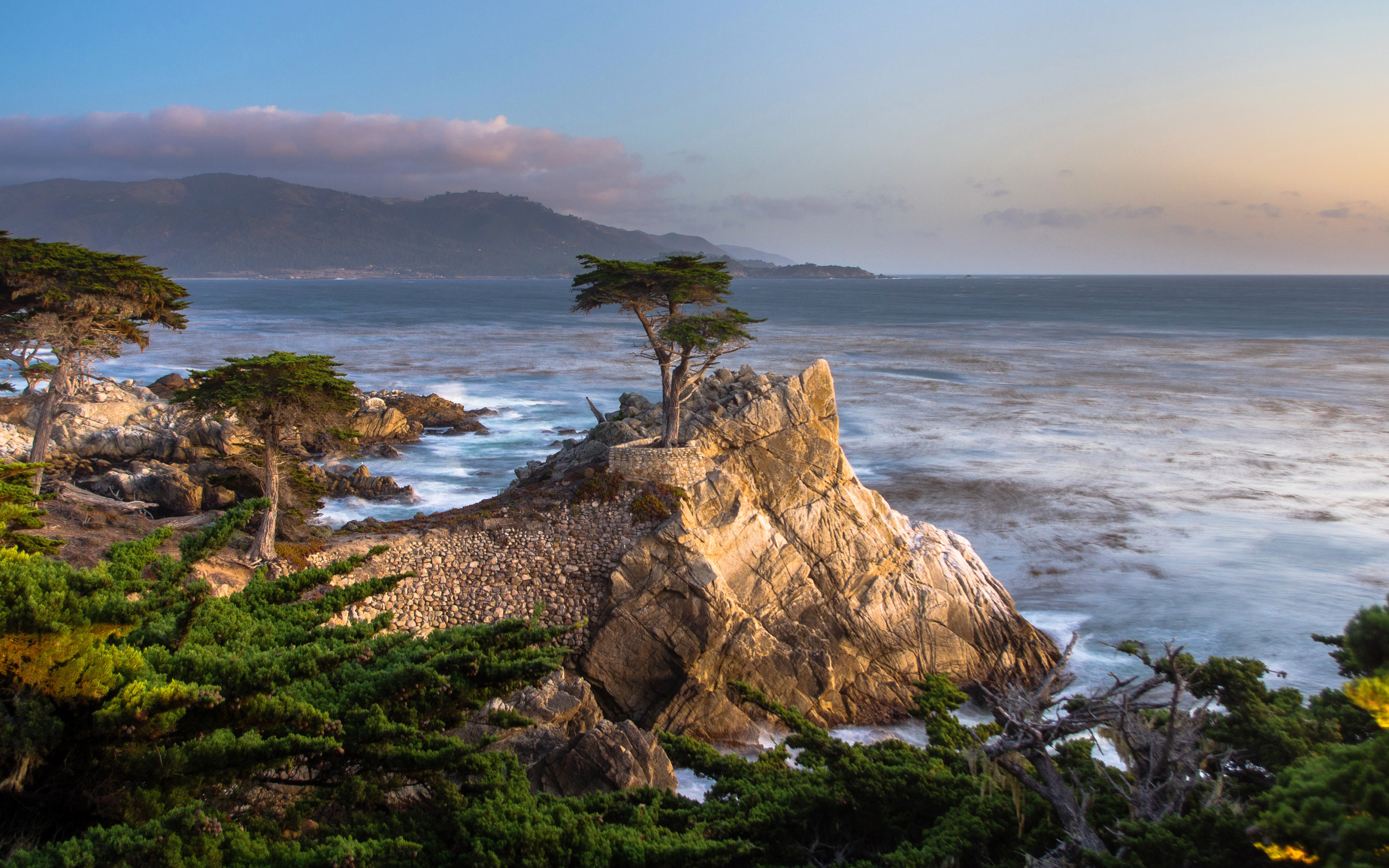 Coast america. Монтерей Калифорния природа. Калифорния США скалы. Америка природа Калифорния. Природа побережья Калифорнии США.