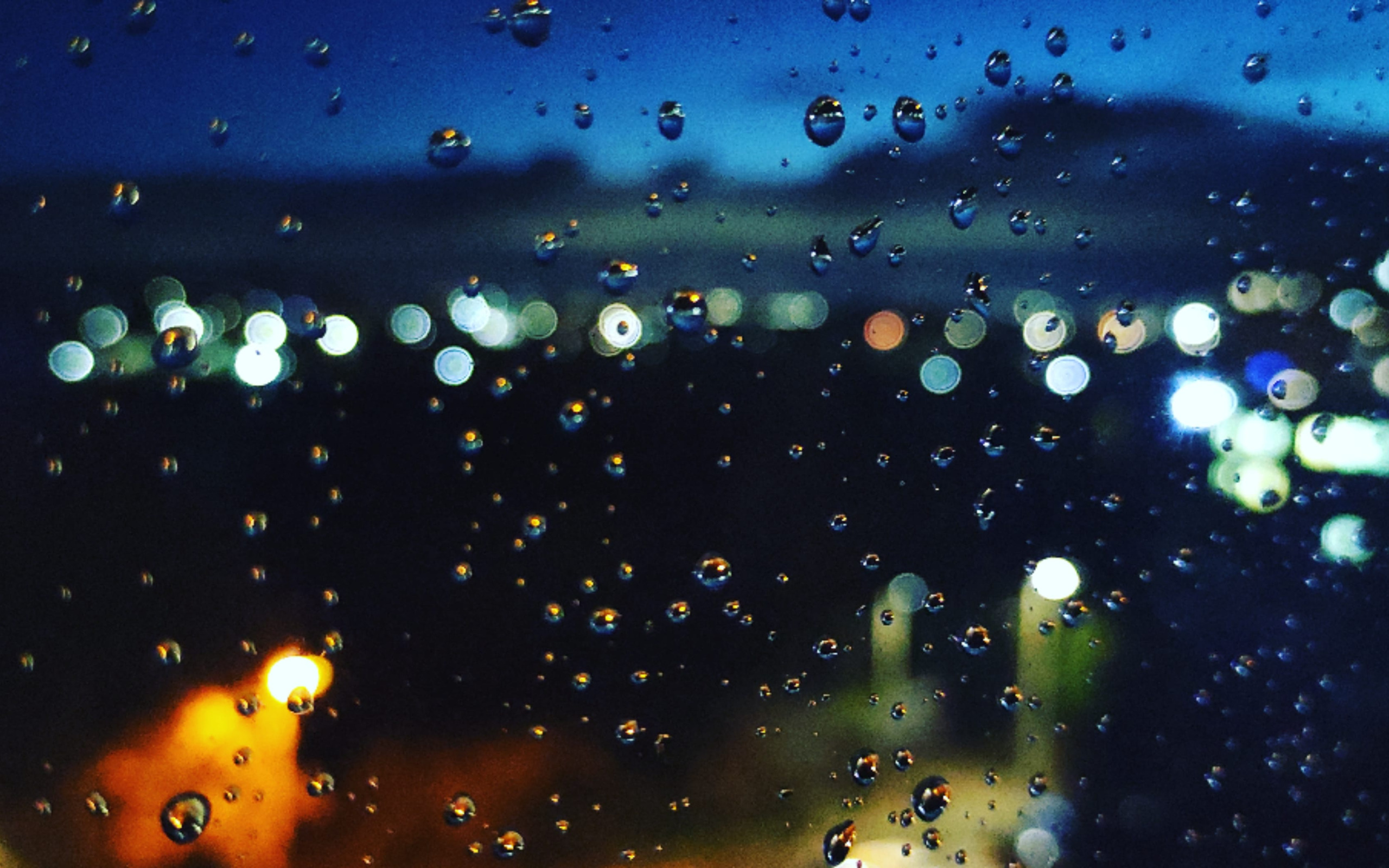 3 капли вечером 3 капли. Обои дождь. Обои дождливое окно для смартфона. Лунный дождь картинки.