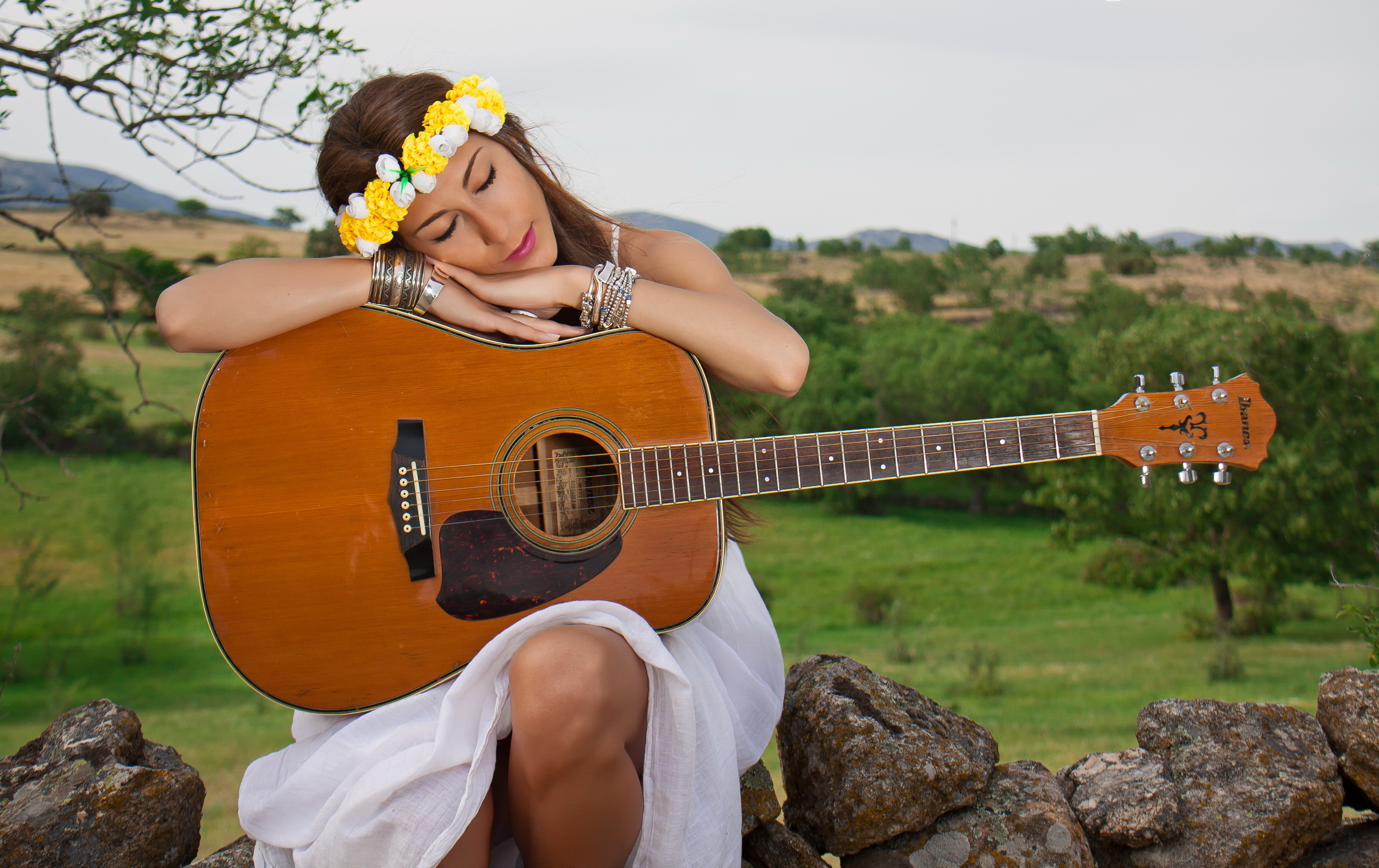 Новые песни для души. Девушка с гитарой. Фотосессия с гитарой. Девушка с гитарой на природе. Девушка с электрогитарой.