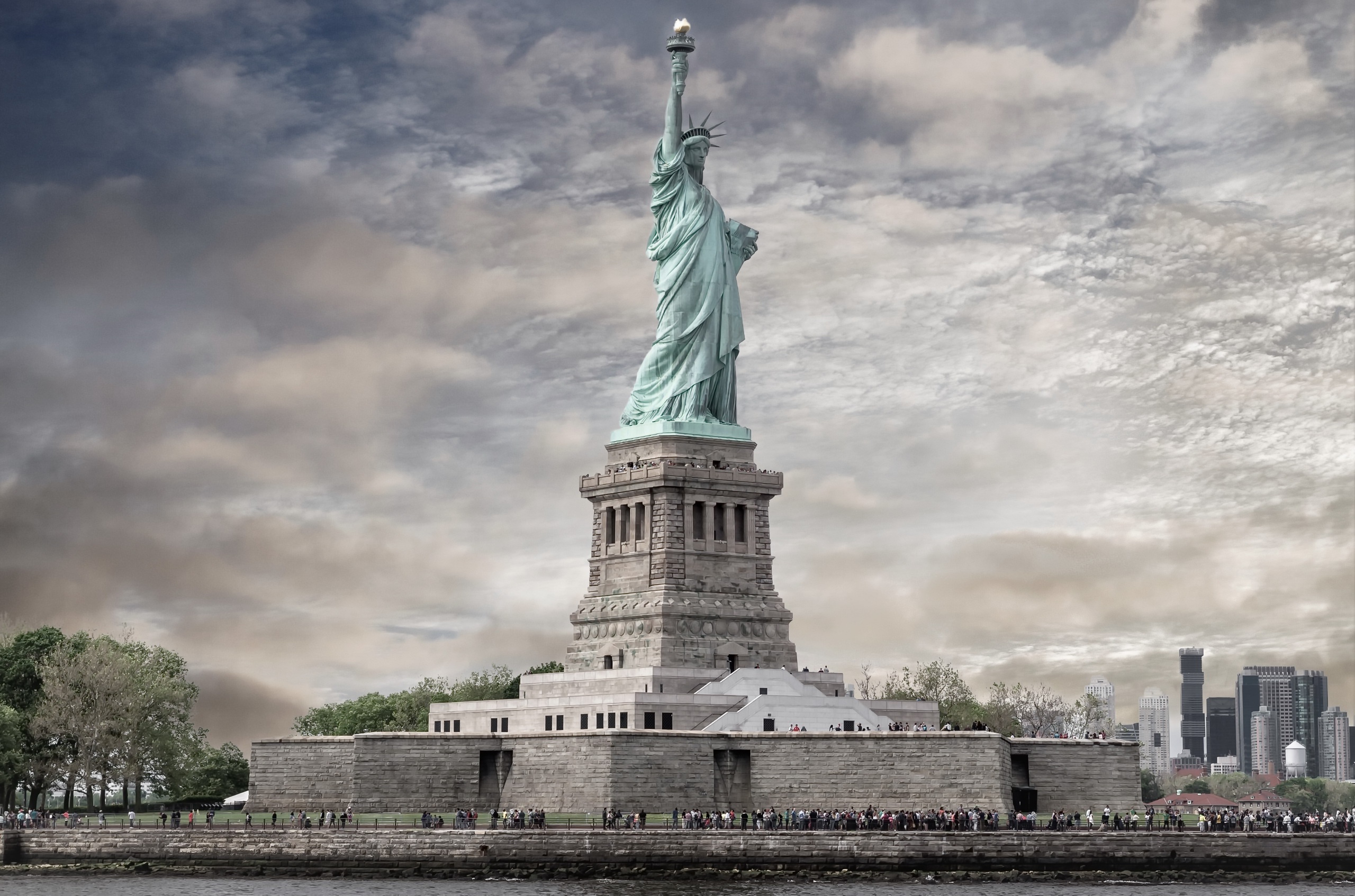 Памятник в какой стране. Статуя свободы (Statue of Liberty).. США Нью-Йорк статуя свободы. Нью Йорк статуясвободу. Нью-Йорк Сити статуя свободы.