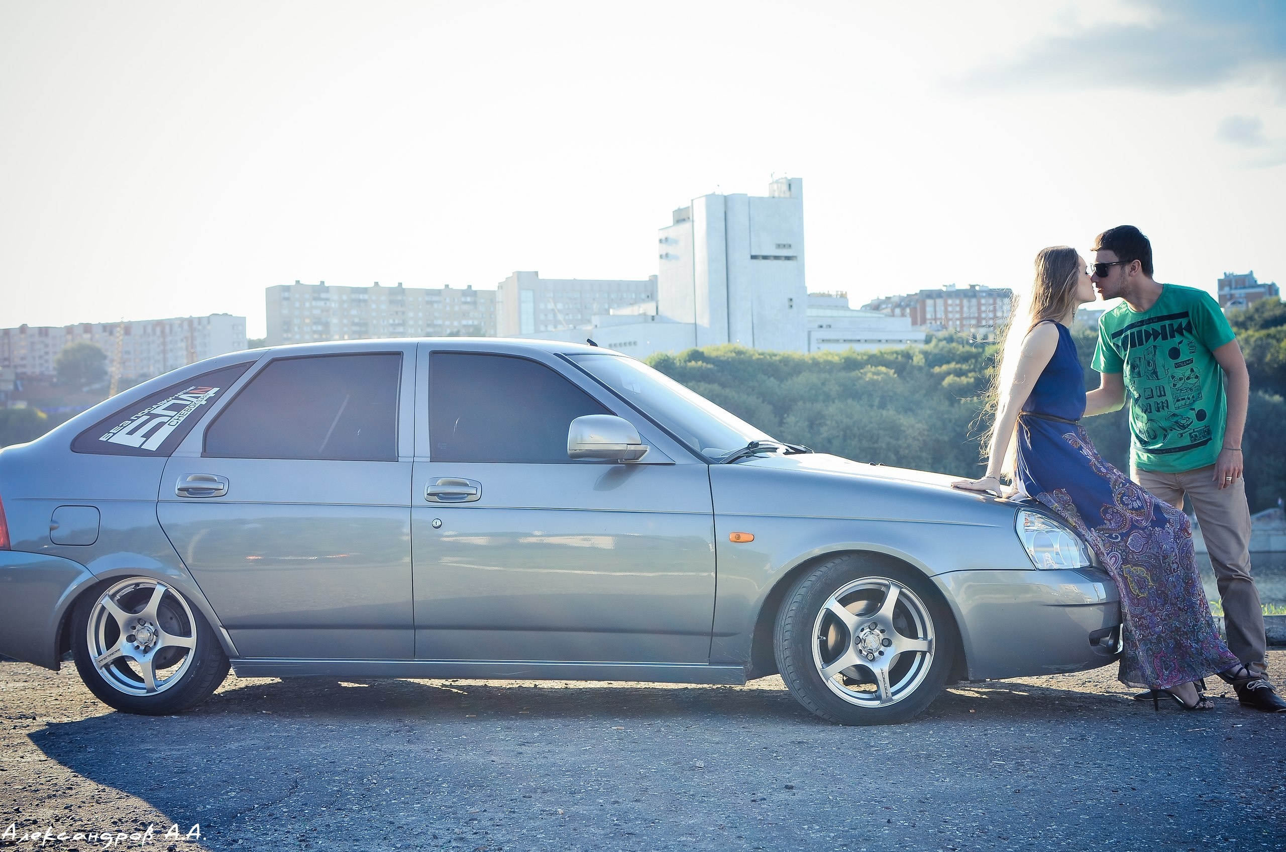 Обои машина, авто, девушка, поцелуй, мужчина, auto, бок, LADA на телефон и  рабочий стол, раздел машины, разрешение 2560x1696 - скачать